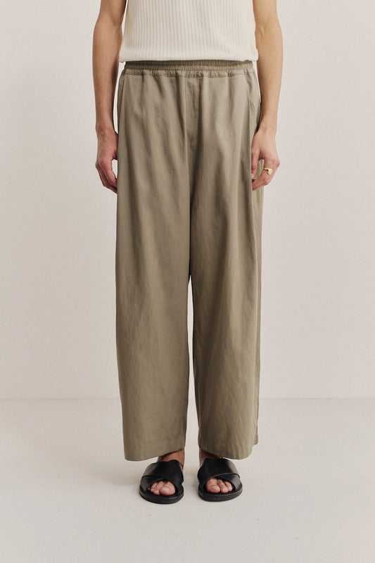A Kind Of Guise Wewa Wide Trousers Sun Bleached Sage | Pantalon Large Lyocell Lin