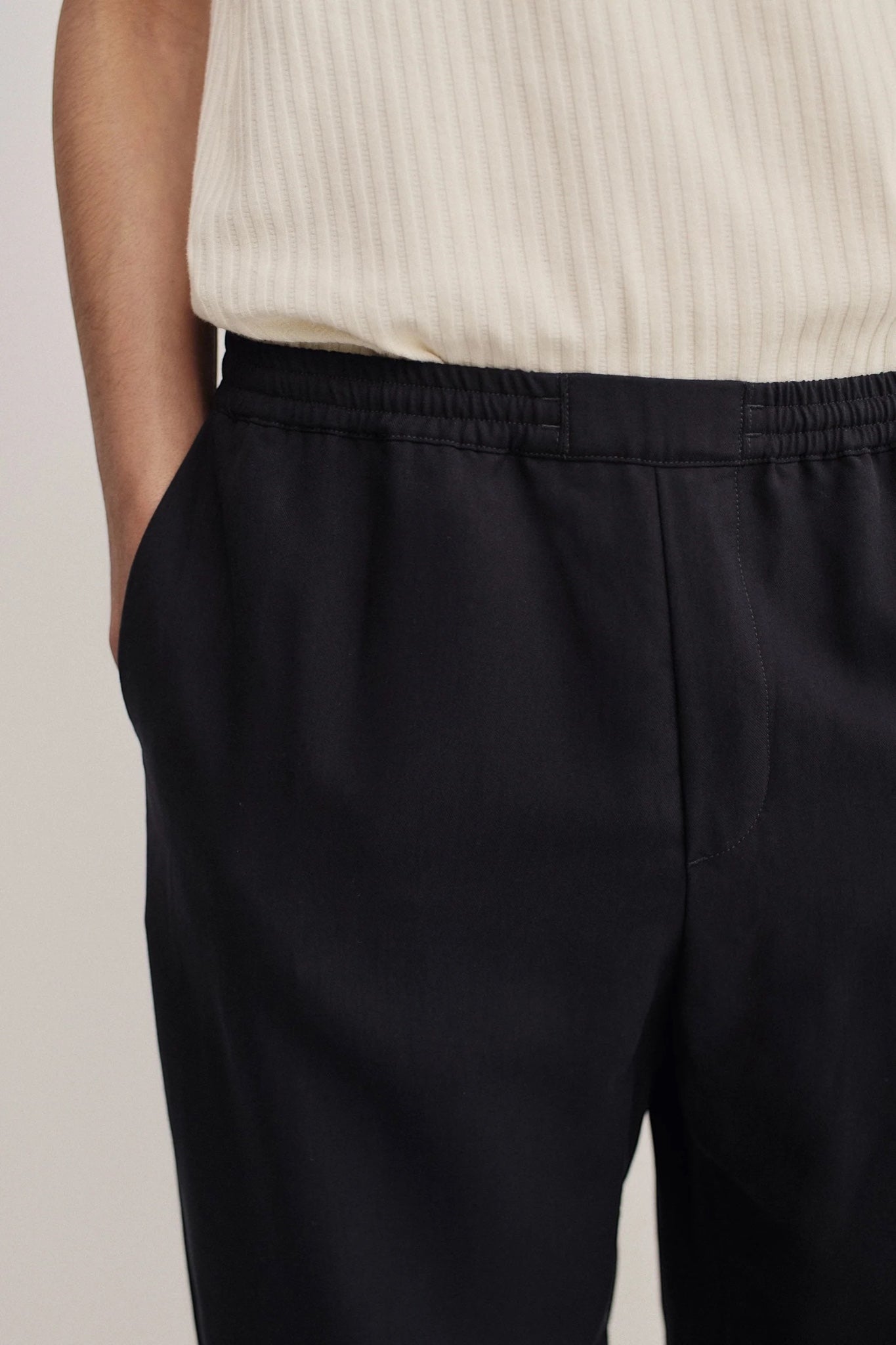 A Kind Of Guise Banasa Pants Soft Black Twill | Pantalon Lyocell Sergé Italien