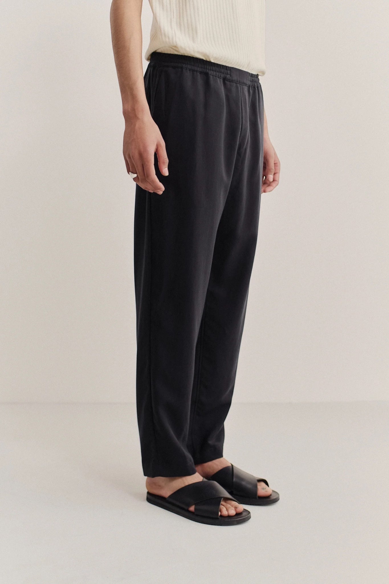 A Kind Of Guise Banasa Pants Soft Black Twill | Pantalon Lyocell Sergé Italien