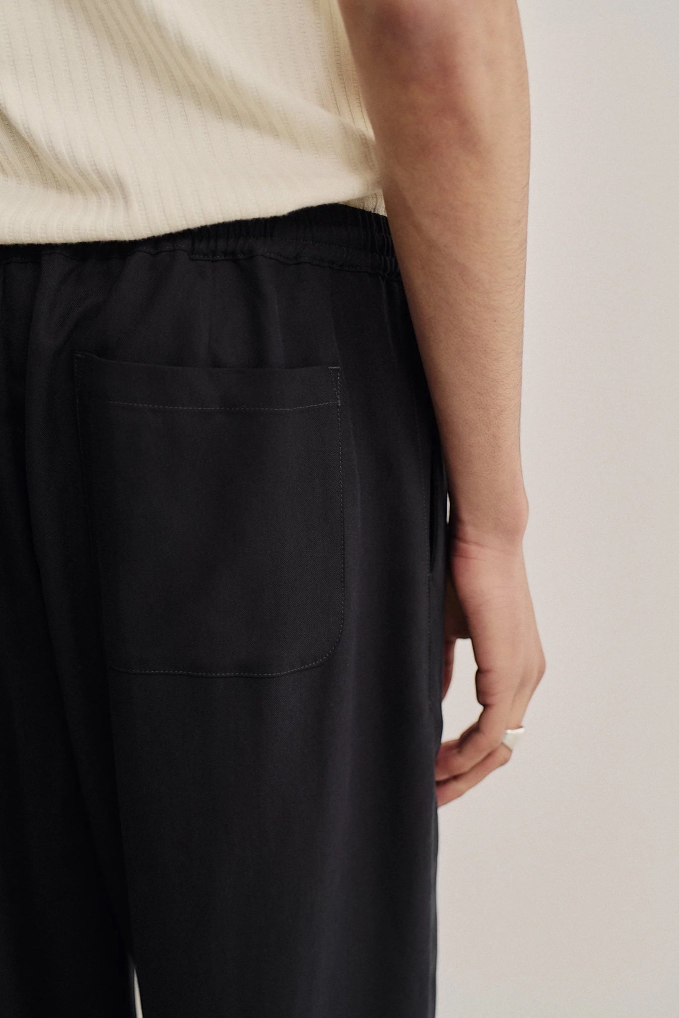 A Kind Of Guise Banasa Pants Soft Black Twill | Pantalon Lyocell Sergé Italien
