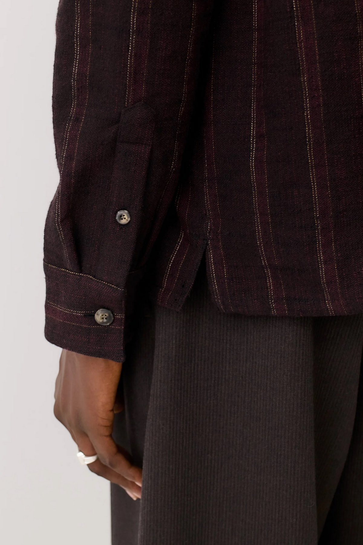 A KIND OF GUISE Cullu Overshirt Black Wine Line | Edgar Bdx