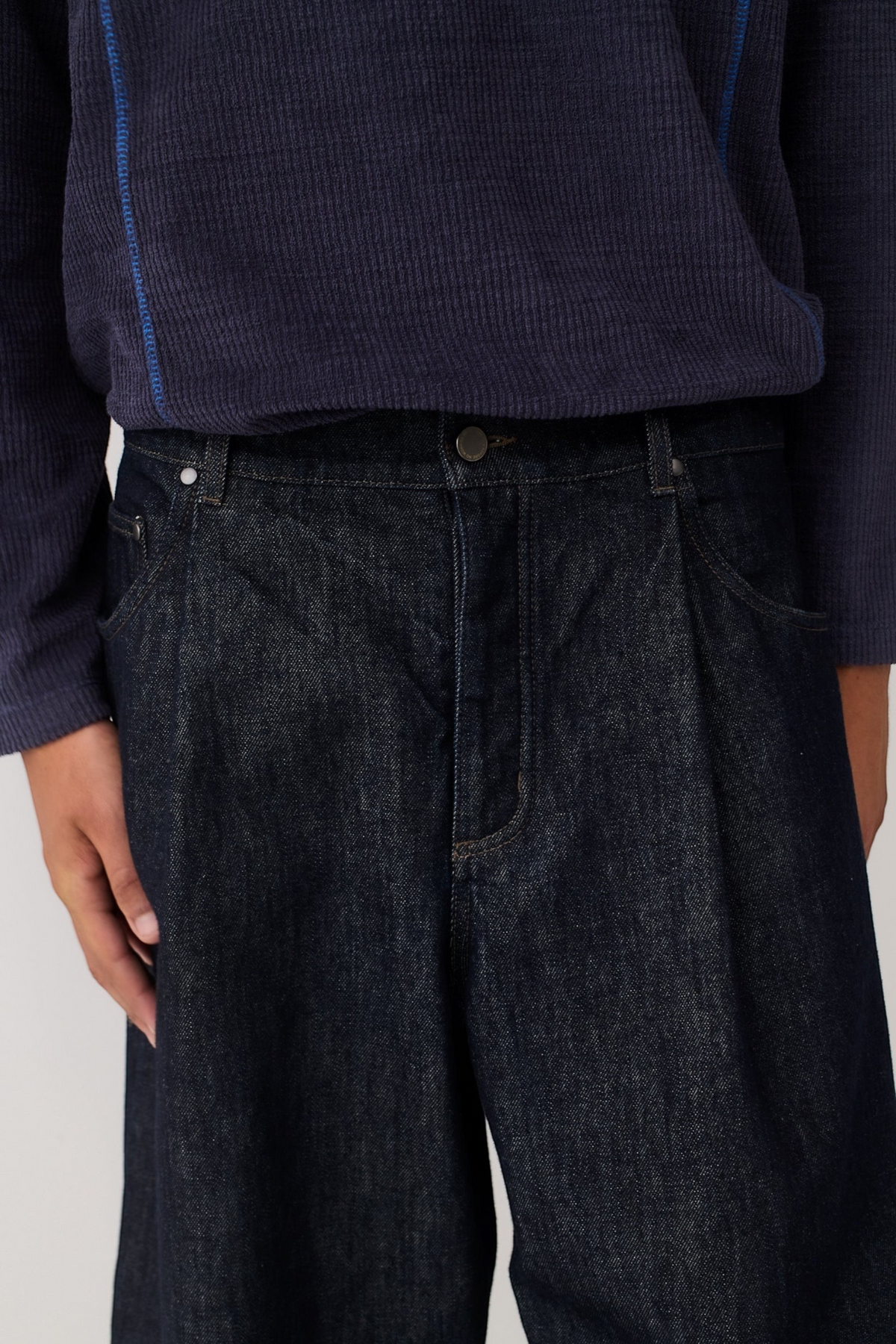 A KIND OF GUISE Duma Pleated Denim Almost Raw | Jean Plissé | Edgar Bdx