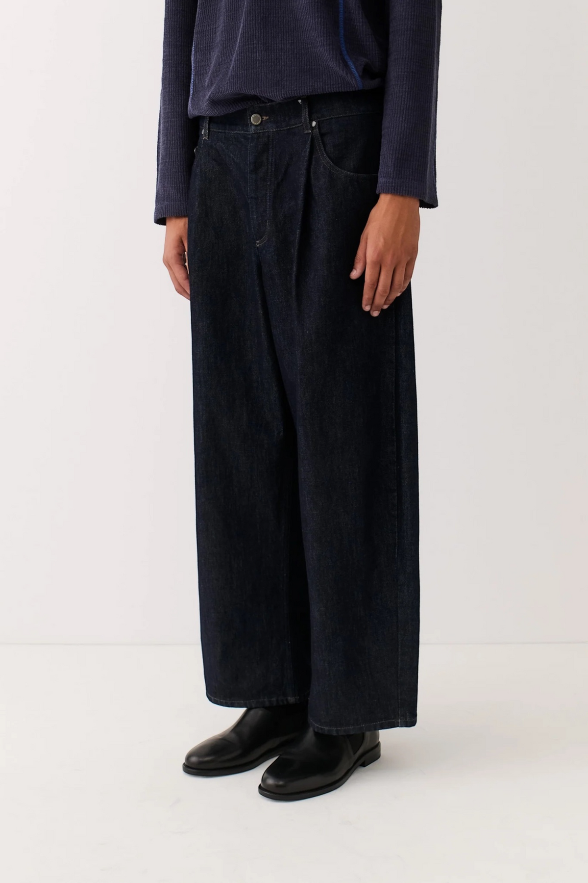 A KIND OF GUISE Duma Pleated Denim Almost Raw | Jean Plissé | Edgar Bdx