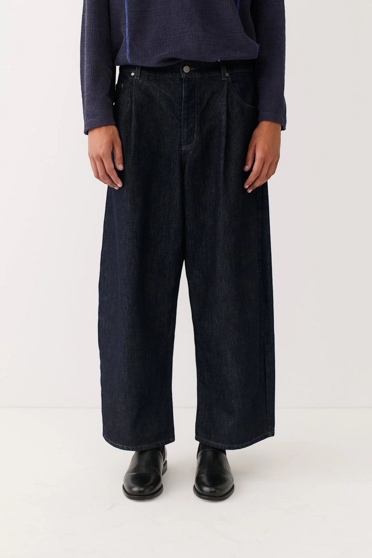 A KIND OF GUISE Duma Pleated Denim Almost Raw | Jean Plissé | Edgar Bdx