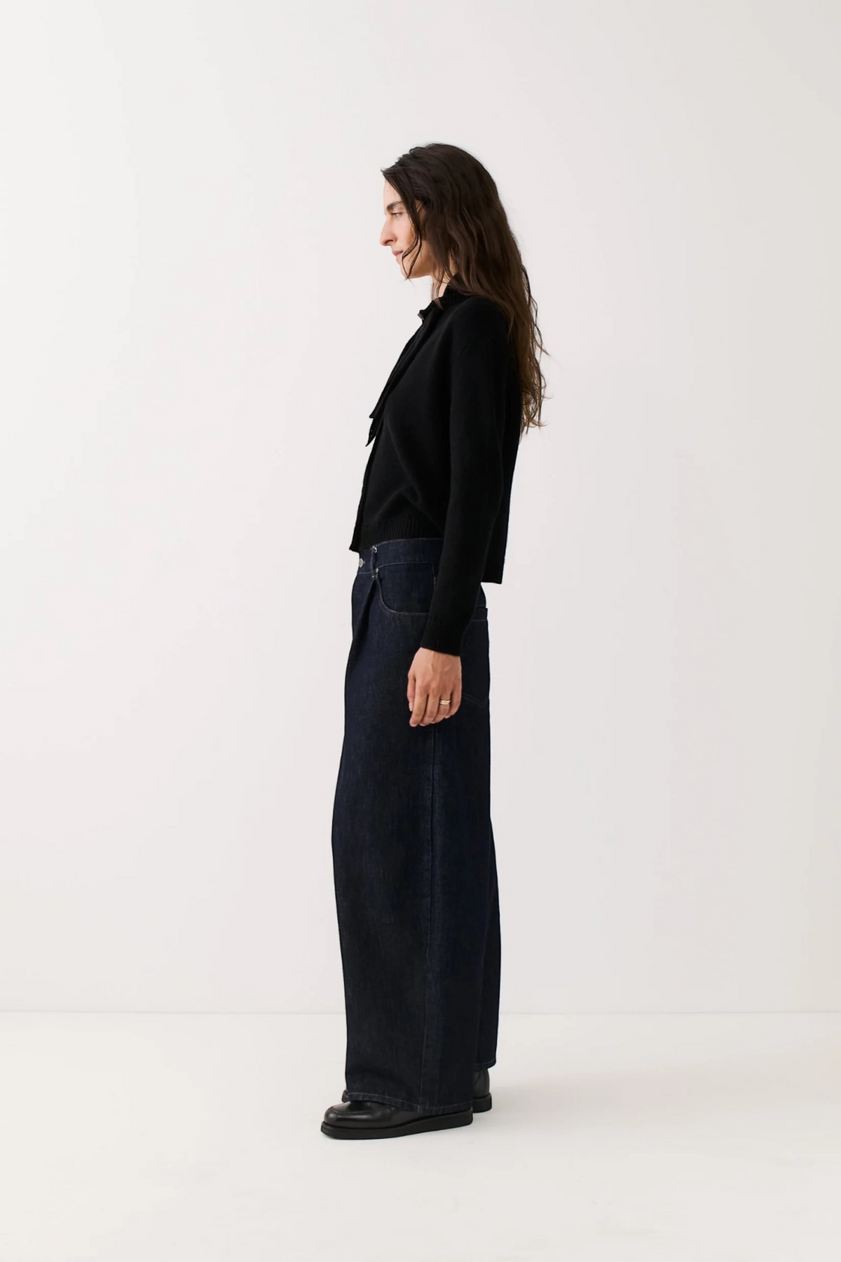 A KIND OF GUISE Duma Pleated Denim Almost Raw | Jean Plissé | Edgar Bdx