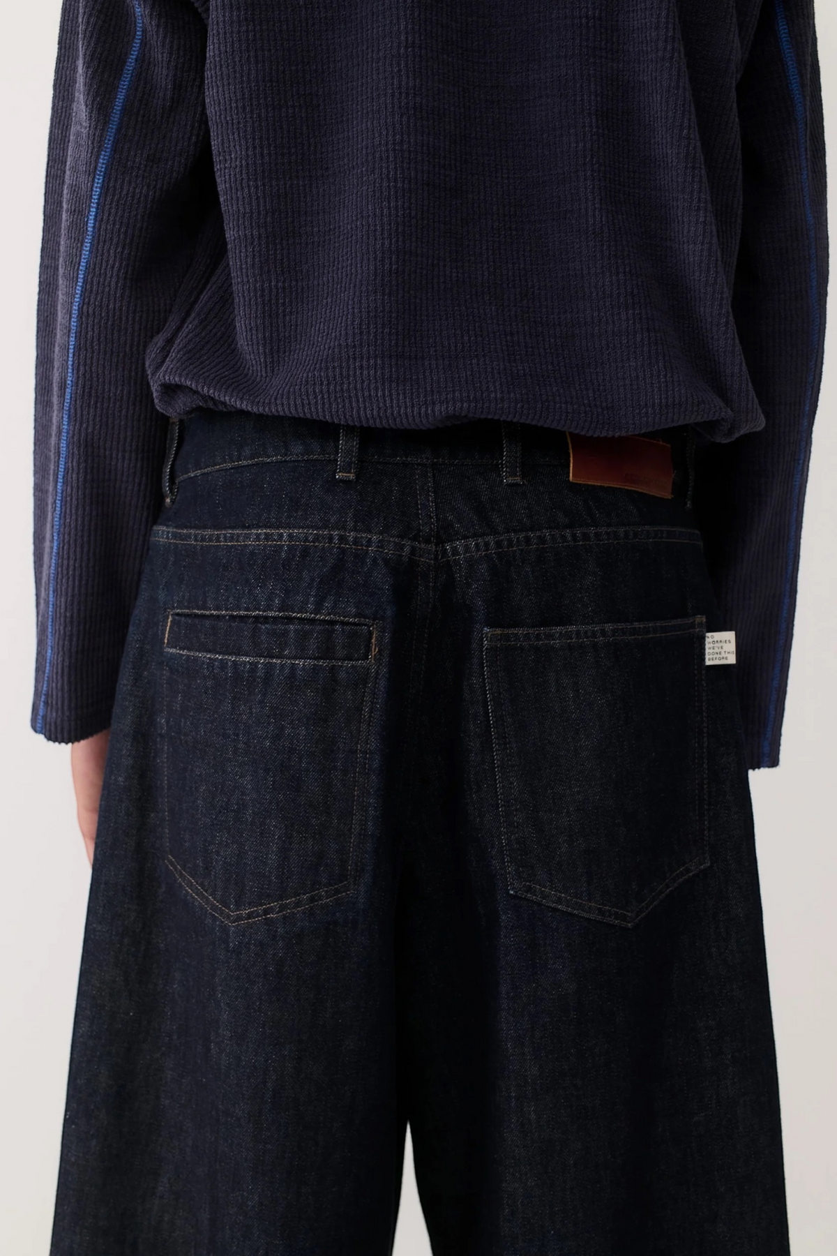 A KIND OF GUISE Duma Pleated Denim Almost Raw | Jean Plissé | Edgar Bdx