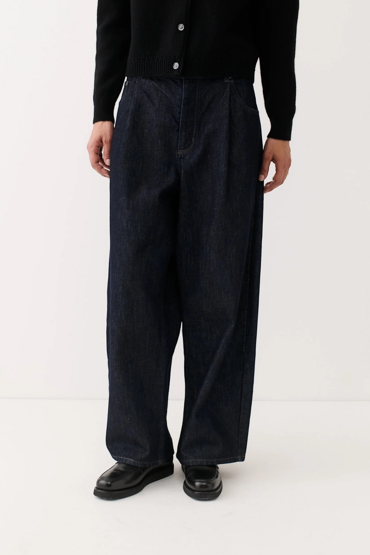 A KIND OF GUISE Duma Pleated Denim Almost Raw | Jean Plissé | Edgar Bdx