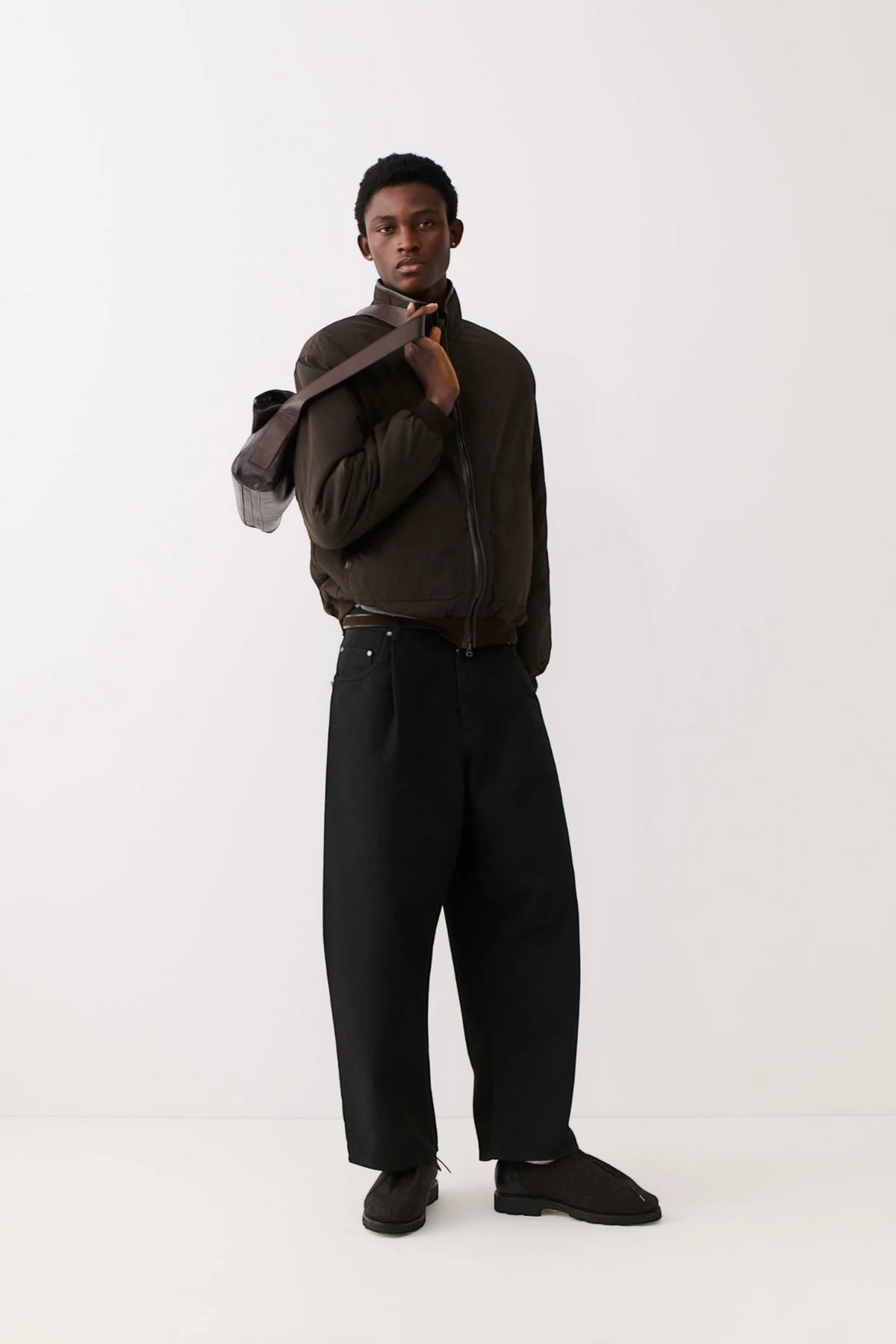 A KIND OF GUISE Duma Pleated Denim Coal Treasure | Jean Plissé | Edgar Bdx