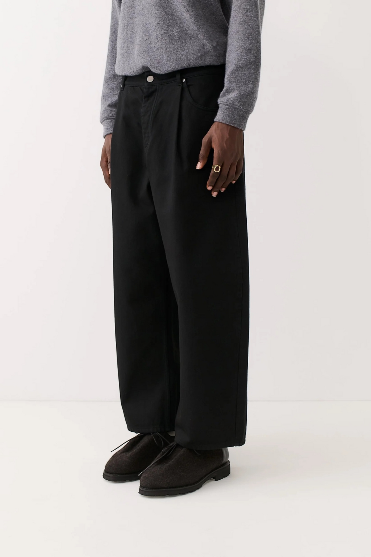 A KIND OF GUISE Duma Pleated Denim Coal Treasure | Jean Plissé | Edgar Bdx