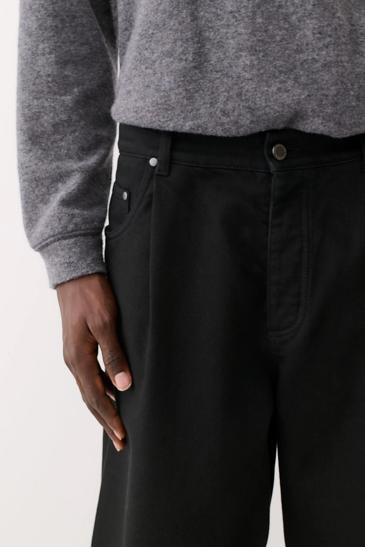 A KIND OF GUISE Duma Pleated Denim Coal Treasure | Jean Plissé | Edgar Bdx