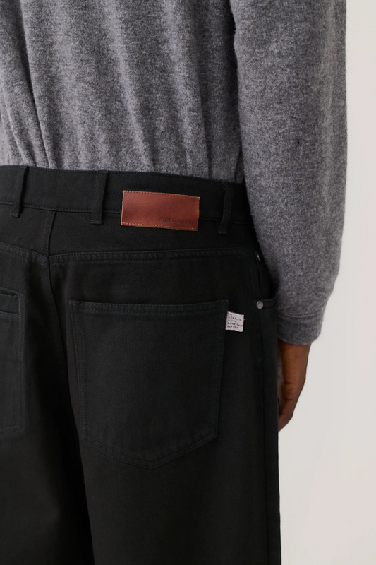A KIND OF GUISE Duma Pleated Denim Coal Treasure | Jean Plissé | Edgar Bdx