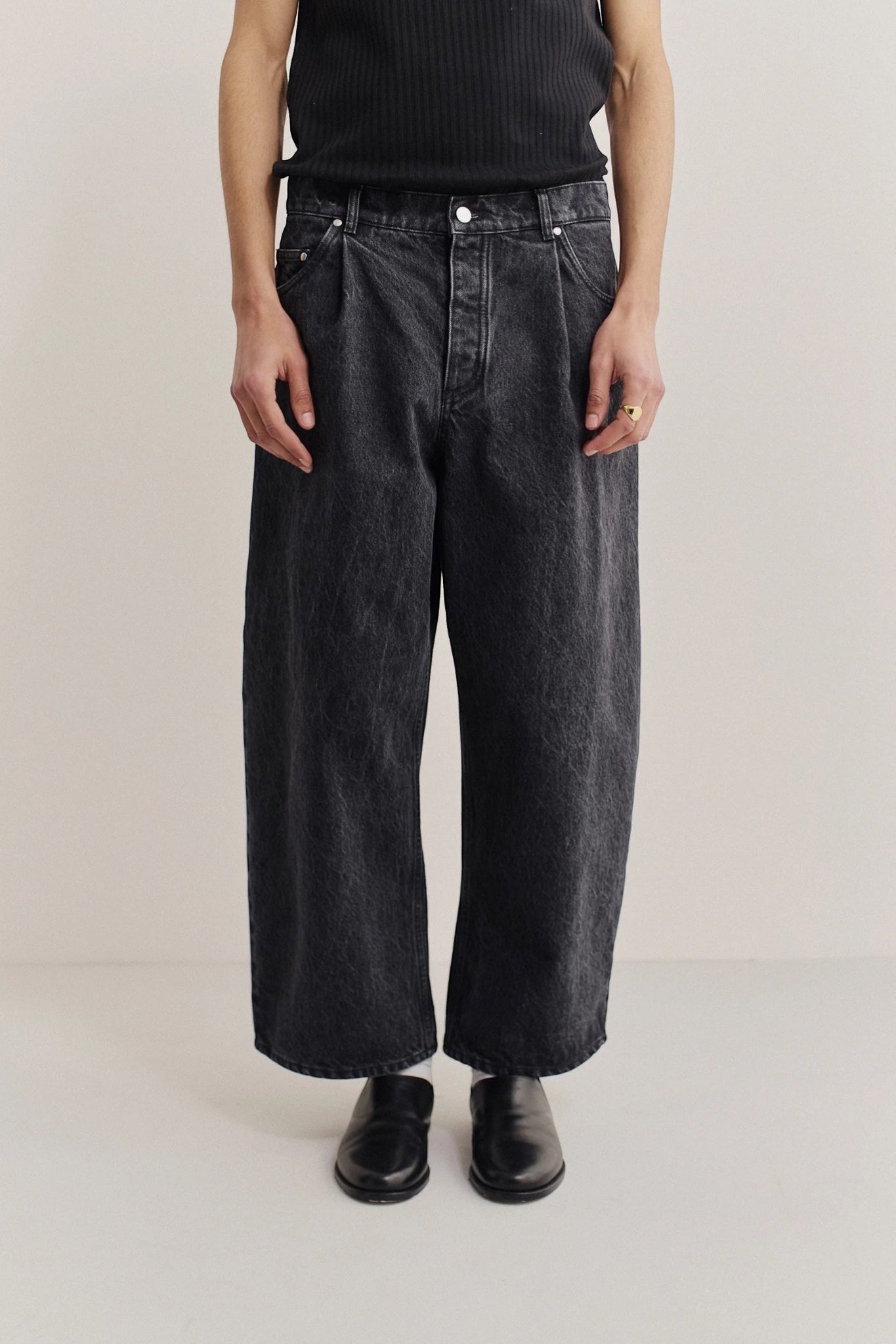 A Kind Of Guise Duma Pleated Denim Grey Denim | Jean Coton Bio Italien