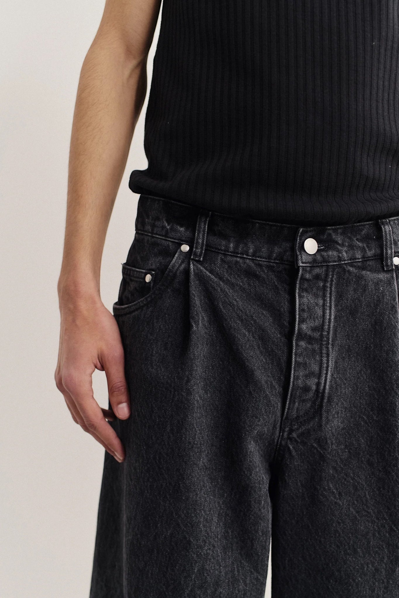 A Kind Of Guise Duma Pleated Denim Grey Denim | Jean Coton Bio Italien