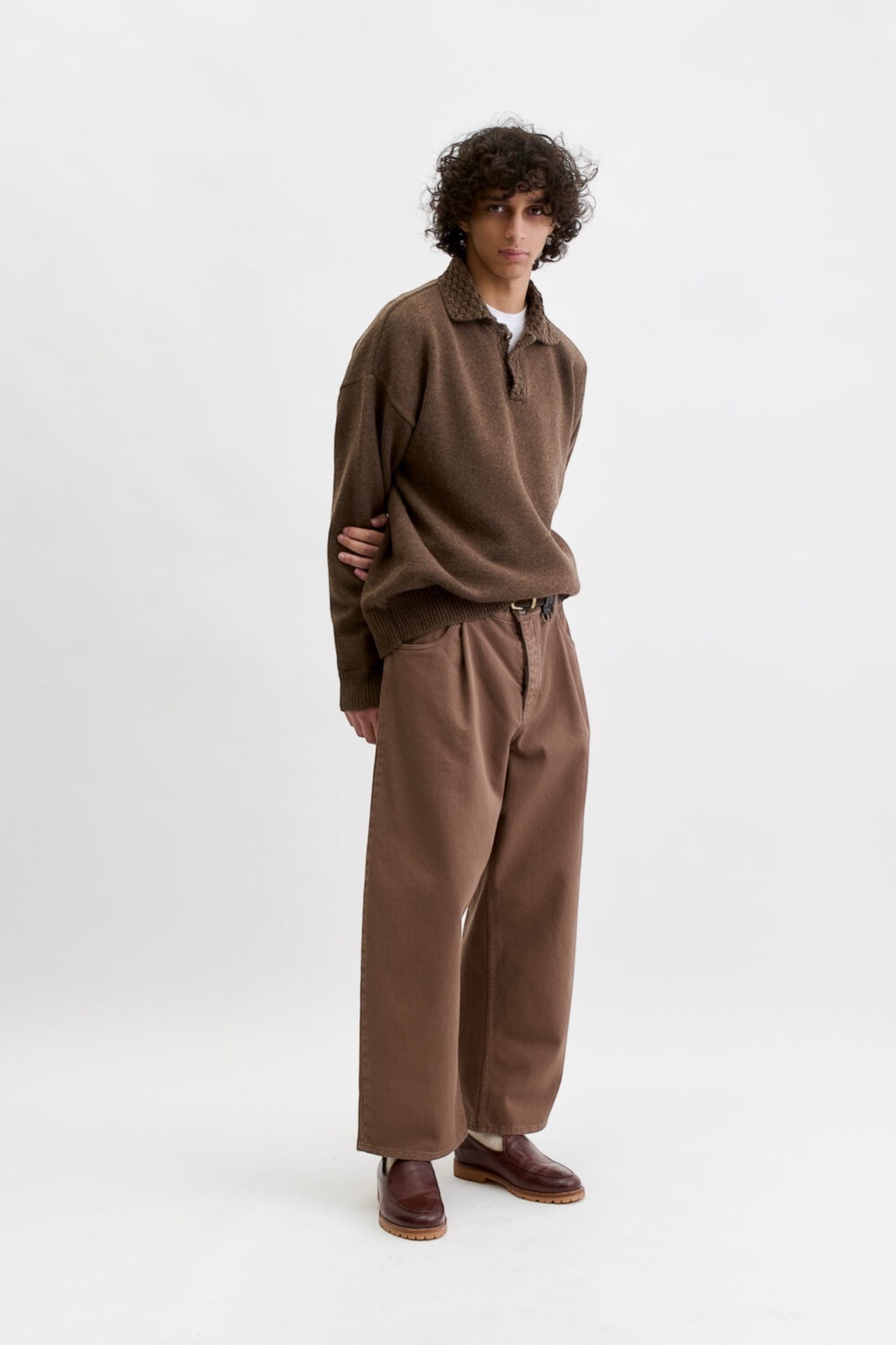 A KIND OF GUISE Duma Pleated Denim Washed Brown Twill | Jean Plissé | Edgar Bdx