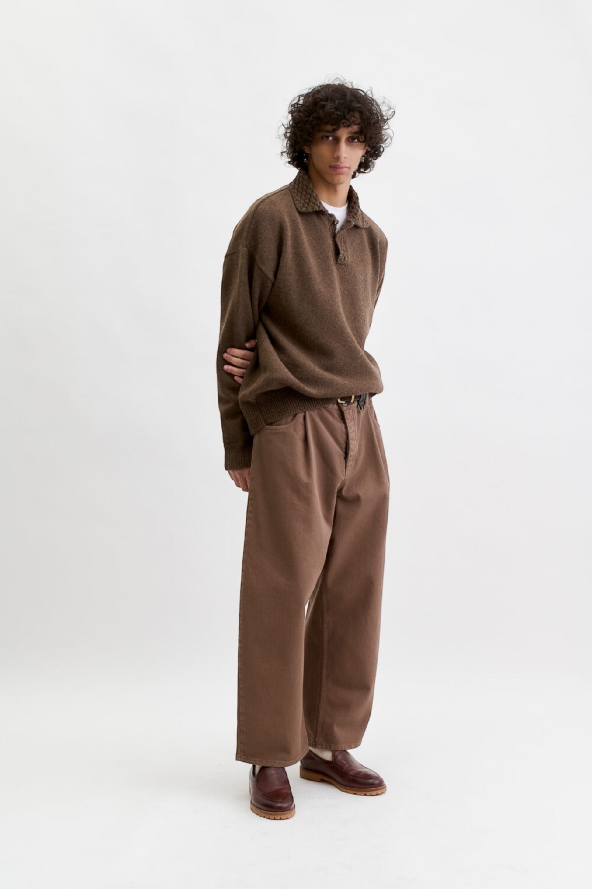 A KIND OF GUISE Duma Pleated Denim Washed Brown Twill | Jean Plissé | Edgar Bdx