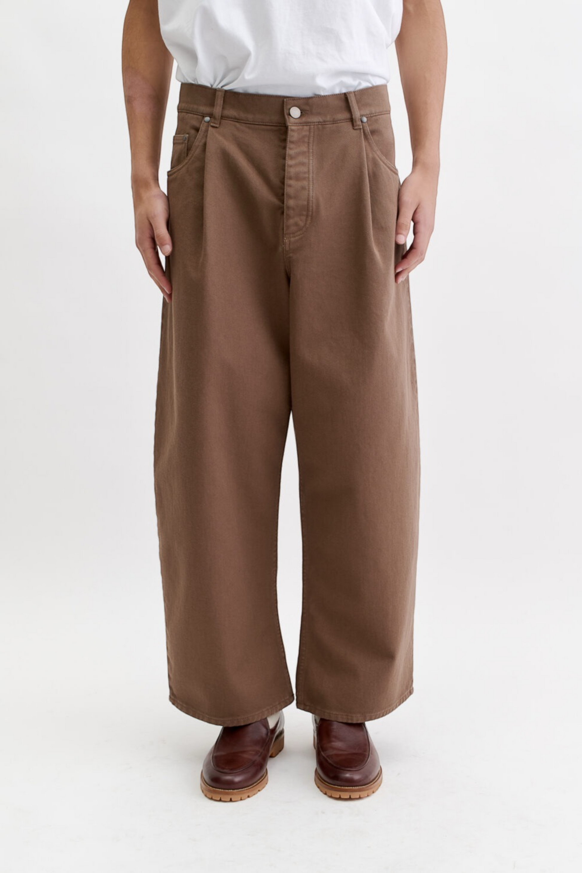 A KIND OF GUISE Duma Pleated Denim Washed Brown Twill | Jean Plissé | Edgar Bdx