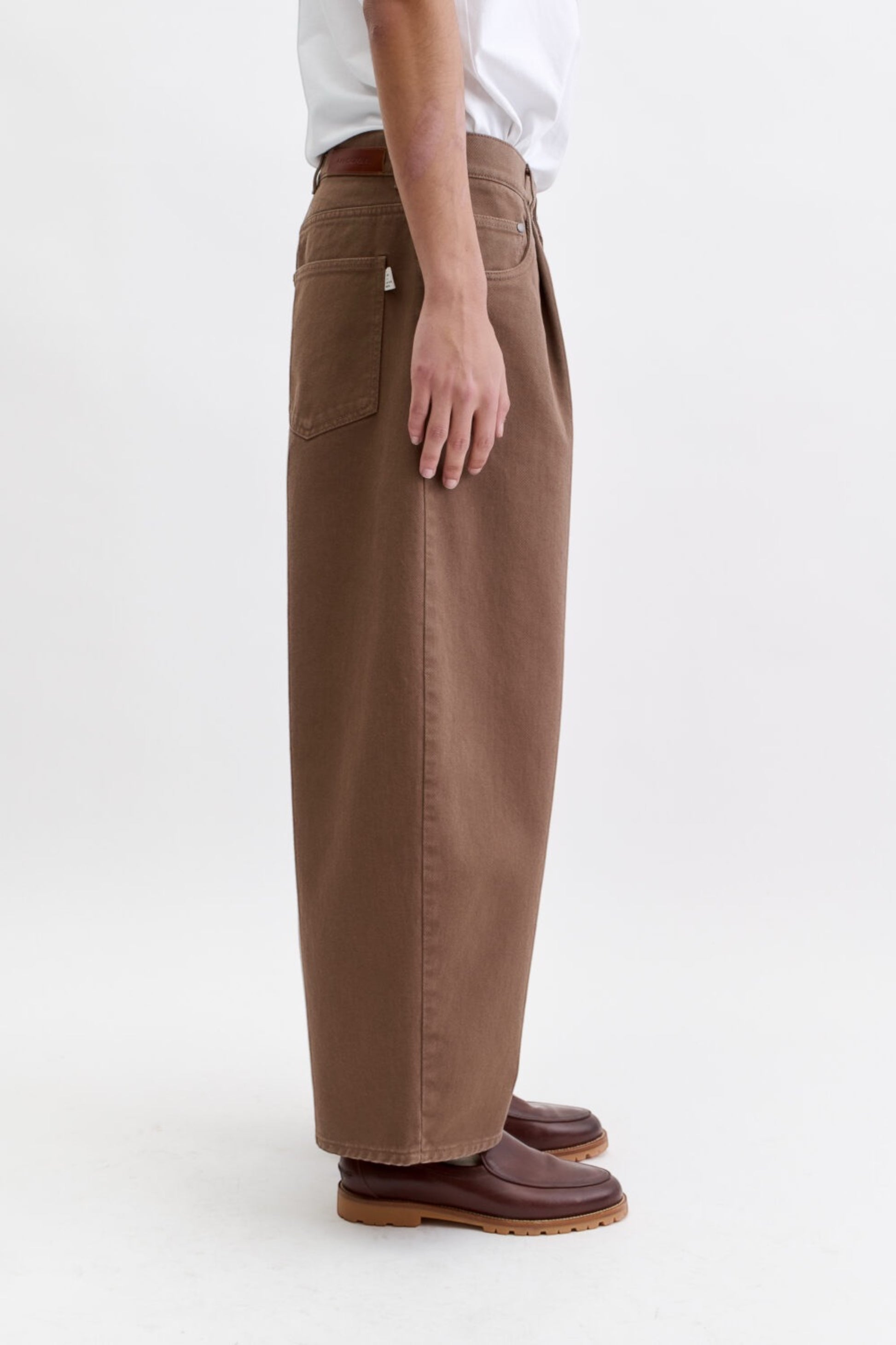 A KIND OF GUISE Duma Pleated Denim Washed Brown Twill | Jean Plissé | Edgar Bdx