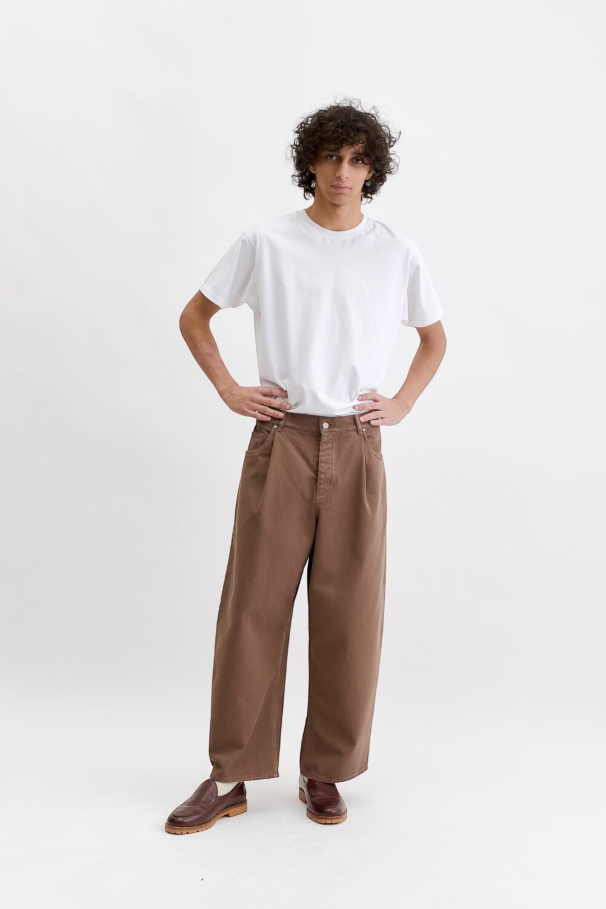 A KIND OF GUISE Duma Pleated Denim Washed Brown Twill | Jean Plissé | Edgar Bdx