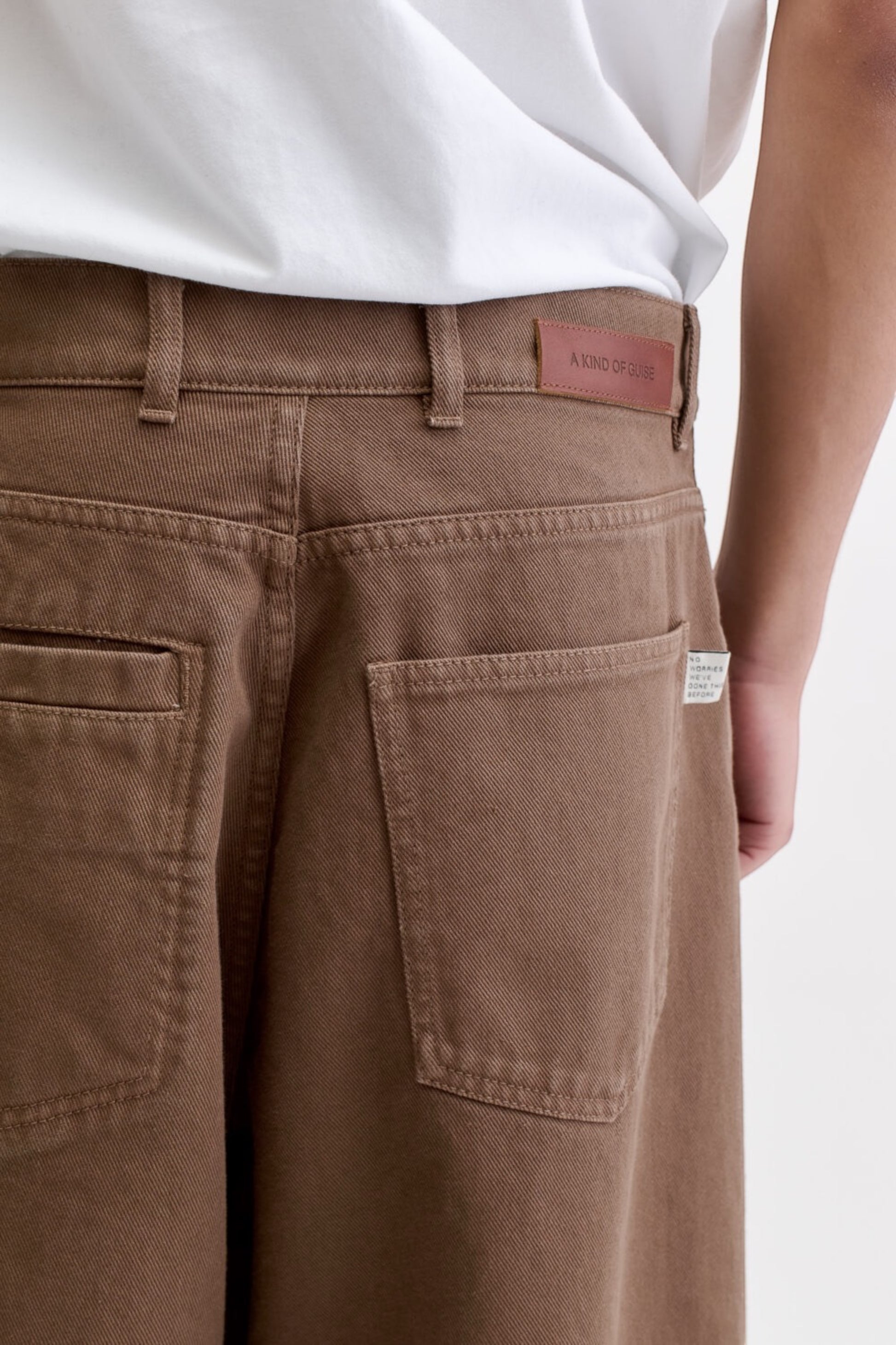 A KIND OF GUISE Duma Pleated Denim Washed Brown Twill | Jean Plissé | Edgar Bdx