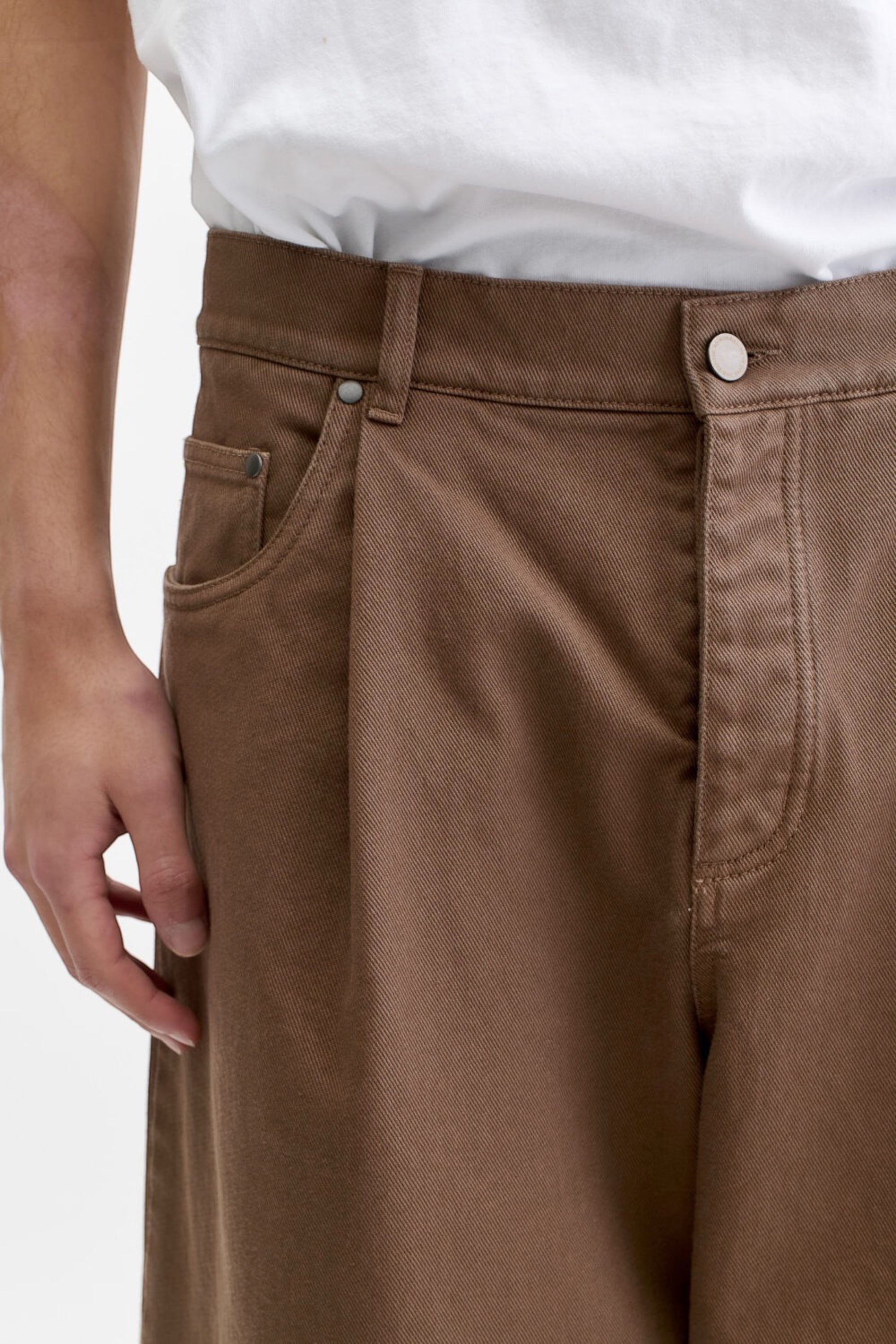 A KIND OF GUISE Duma Pleated Denim Washed Brown Twill | Jean Plissé | Edgar Bdx