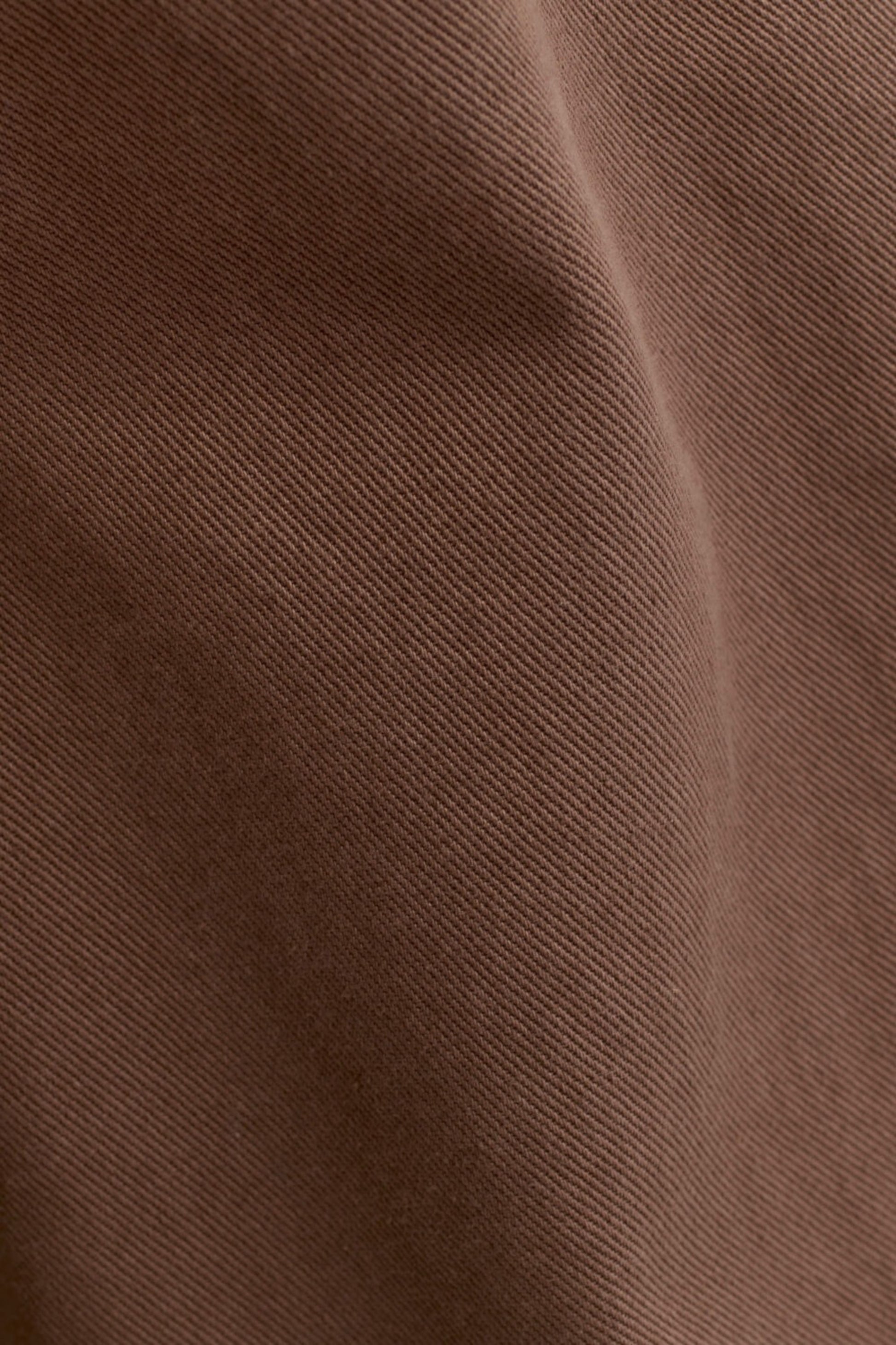 A KIND OF GUISE Duma Pleated Denim Washed Brown Twill | Jean Plissé | Edgar Bdx