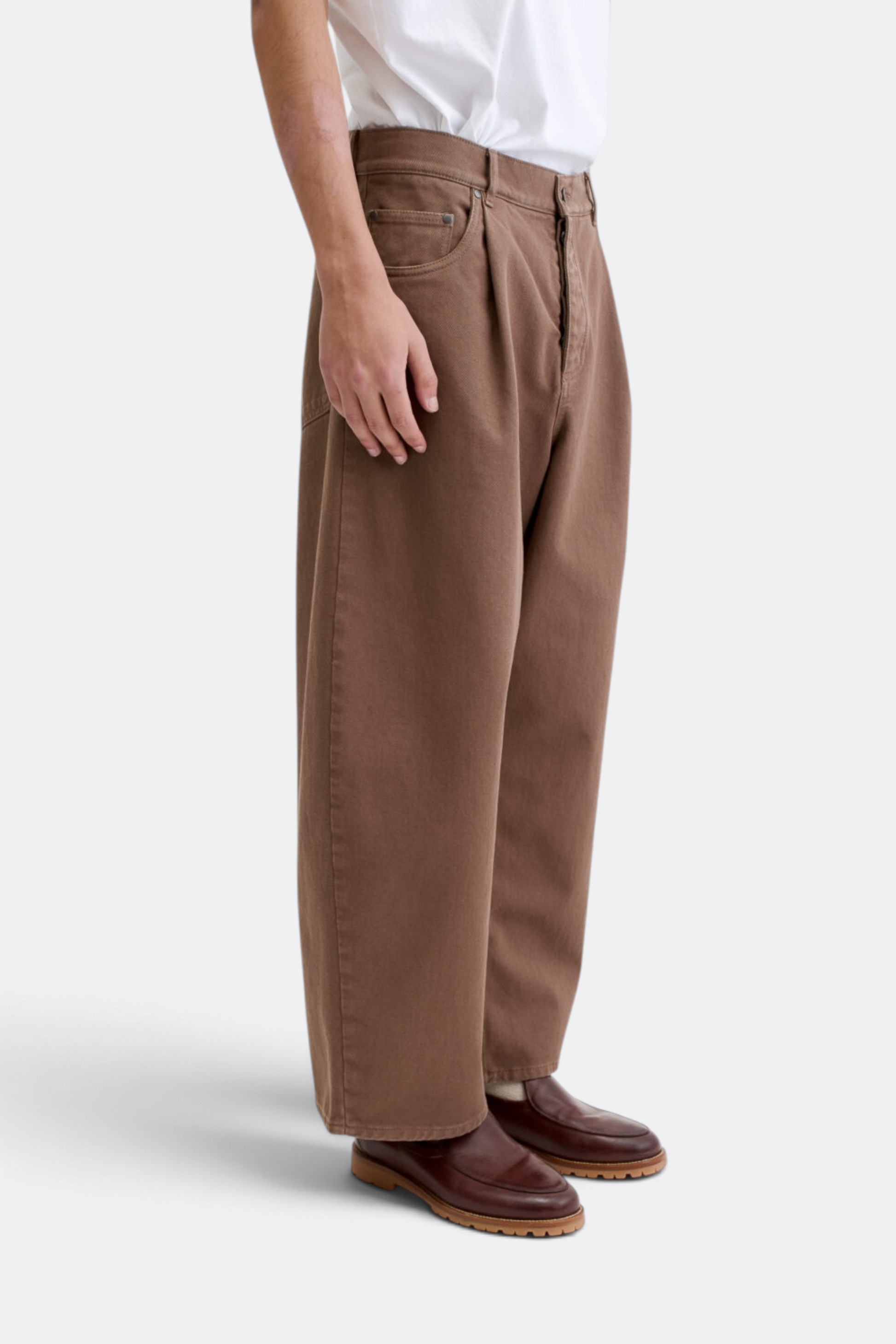 A KIND OF GUISE Duma Pleated Denim Washed Brown Twill | Jean Plissé | Edgar Bdx