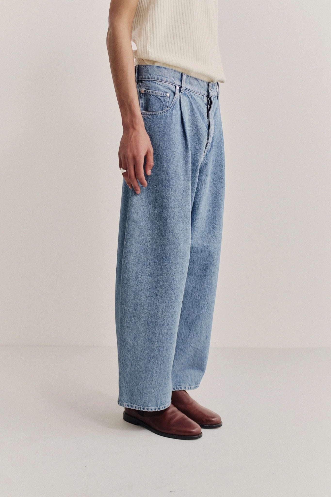 A Kind Of Guise Duma Pleated Denim Worn Denim | Jean Coton Bio Italien
