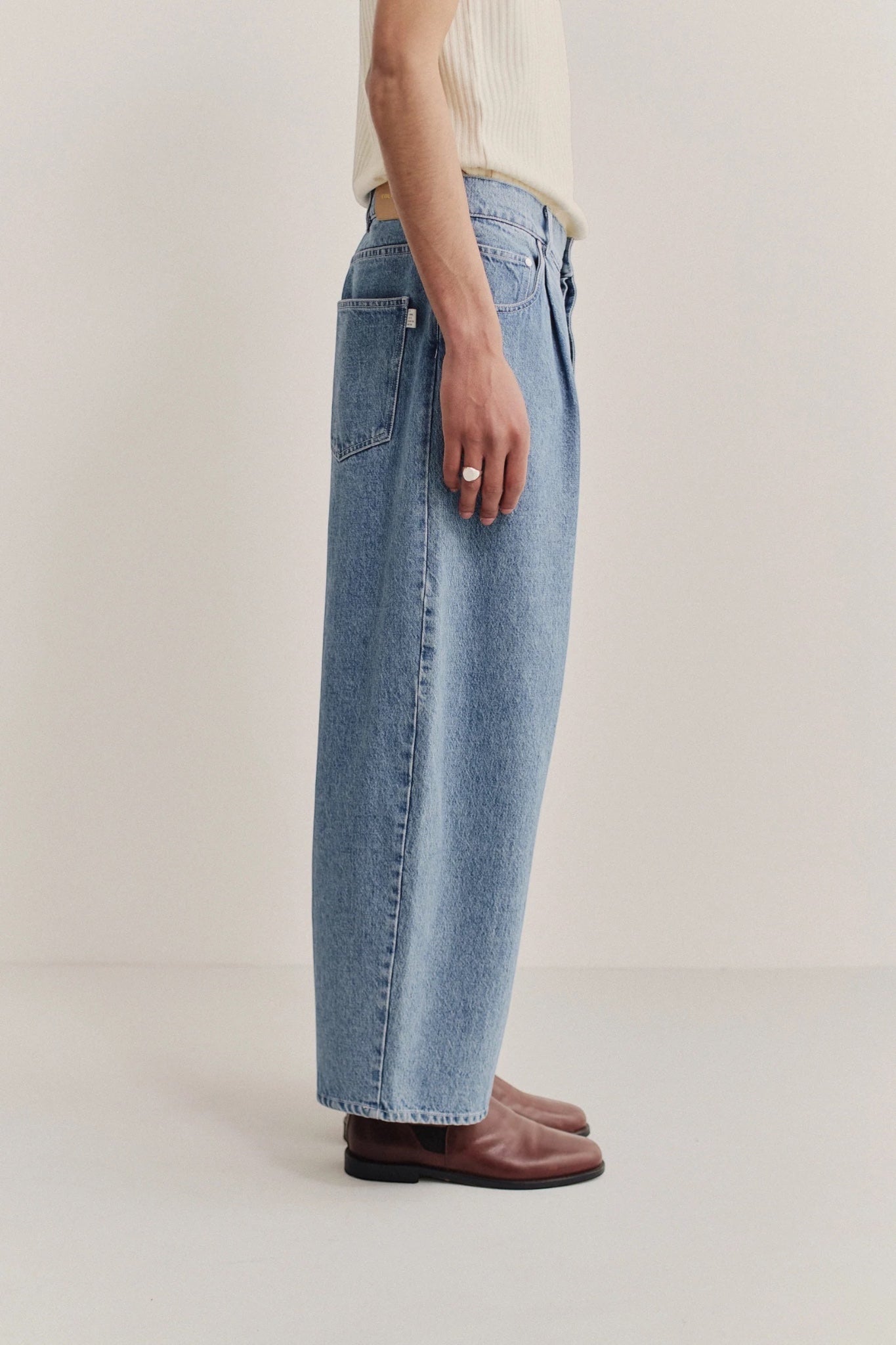 A Kind Of Guise Duma Pleated Denim Worn Denim | Jean Coton Bio Italien