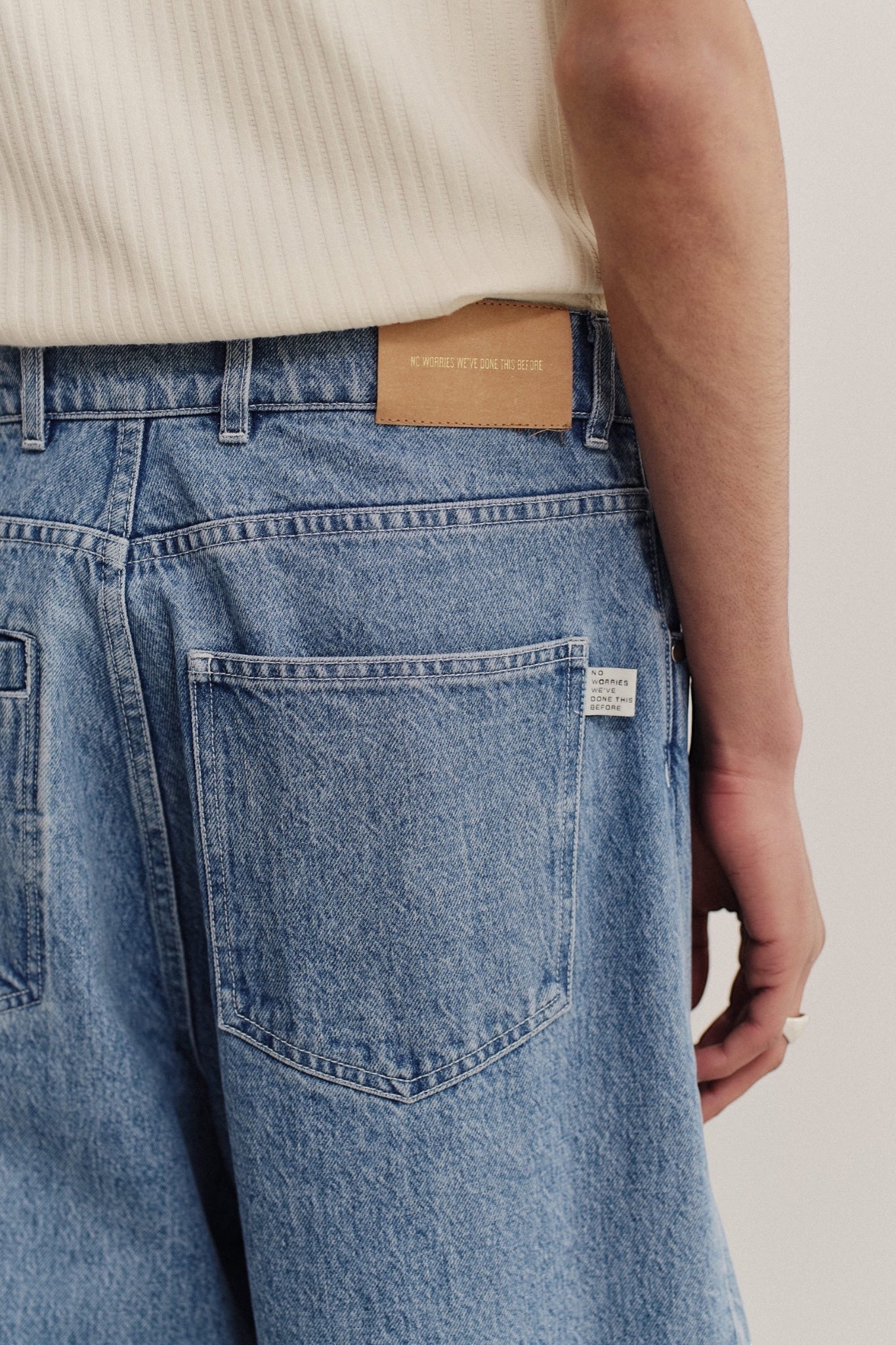 A Kind Of Guise Duma Pleated Denim Worn Denim | Jean Coton Bio Italien
