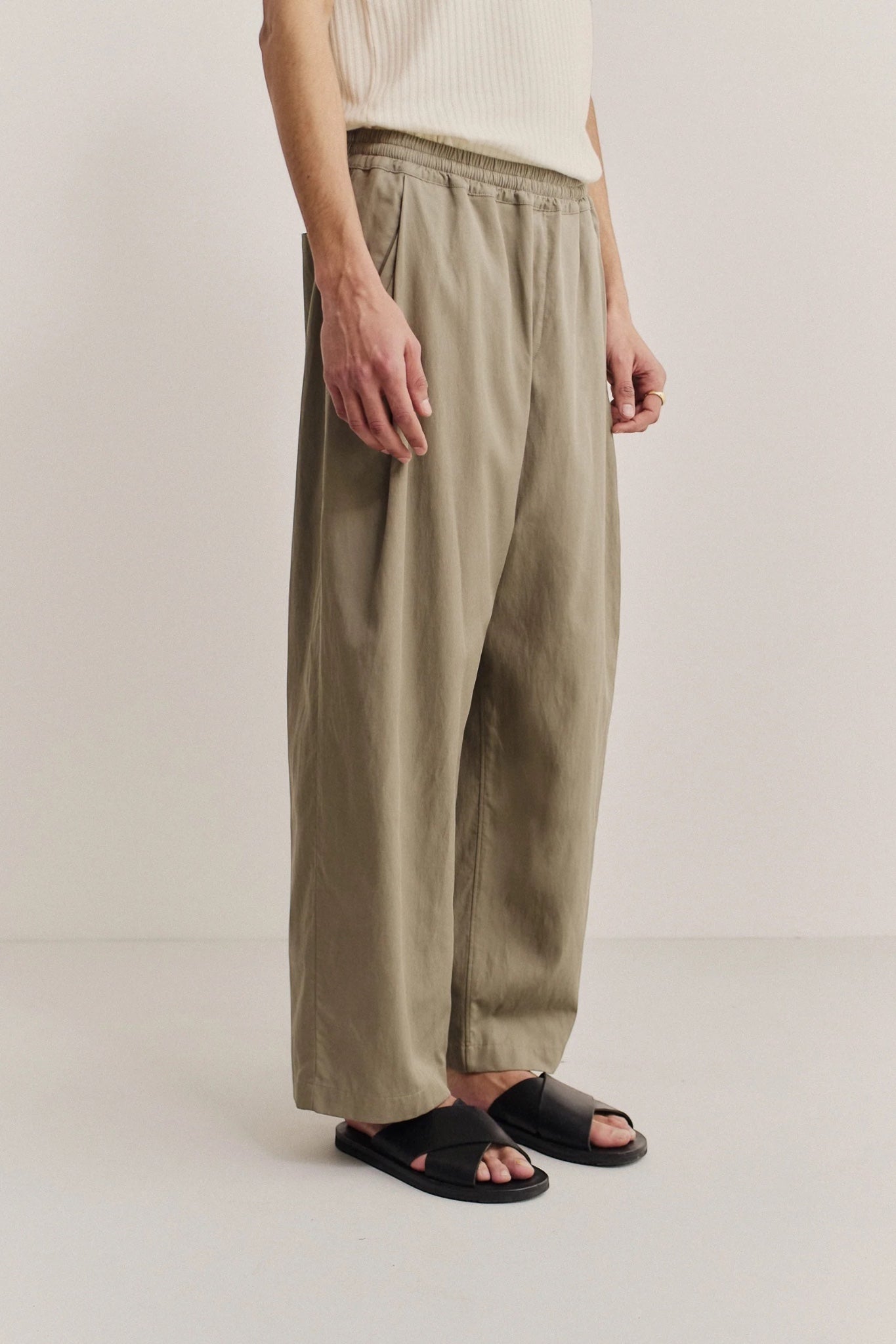 A Kind Of Guise Wewa Wide Trousers Sun Bleached Sage | Pantalon Large Lyocell Lin