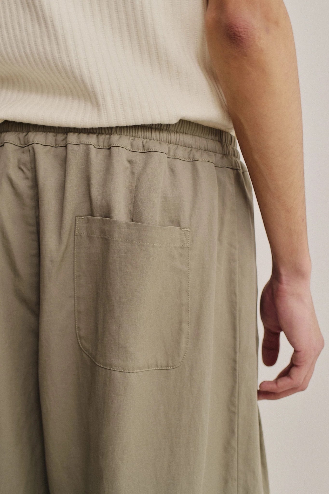 A Kind Of Guise Wewa Wide Trousers Sun Bleached Sage | Pantalon Large Lyocell Lin