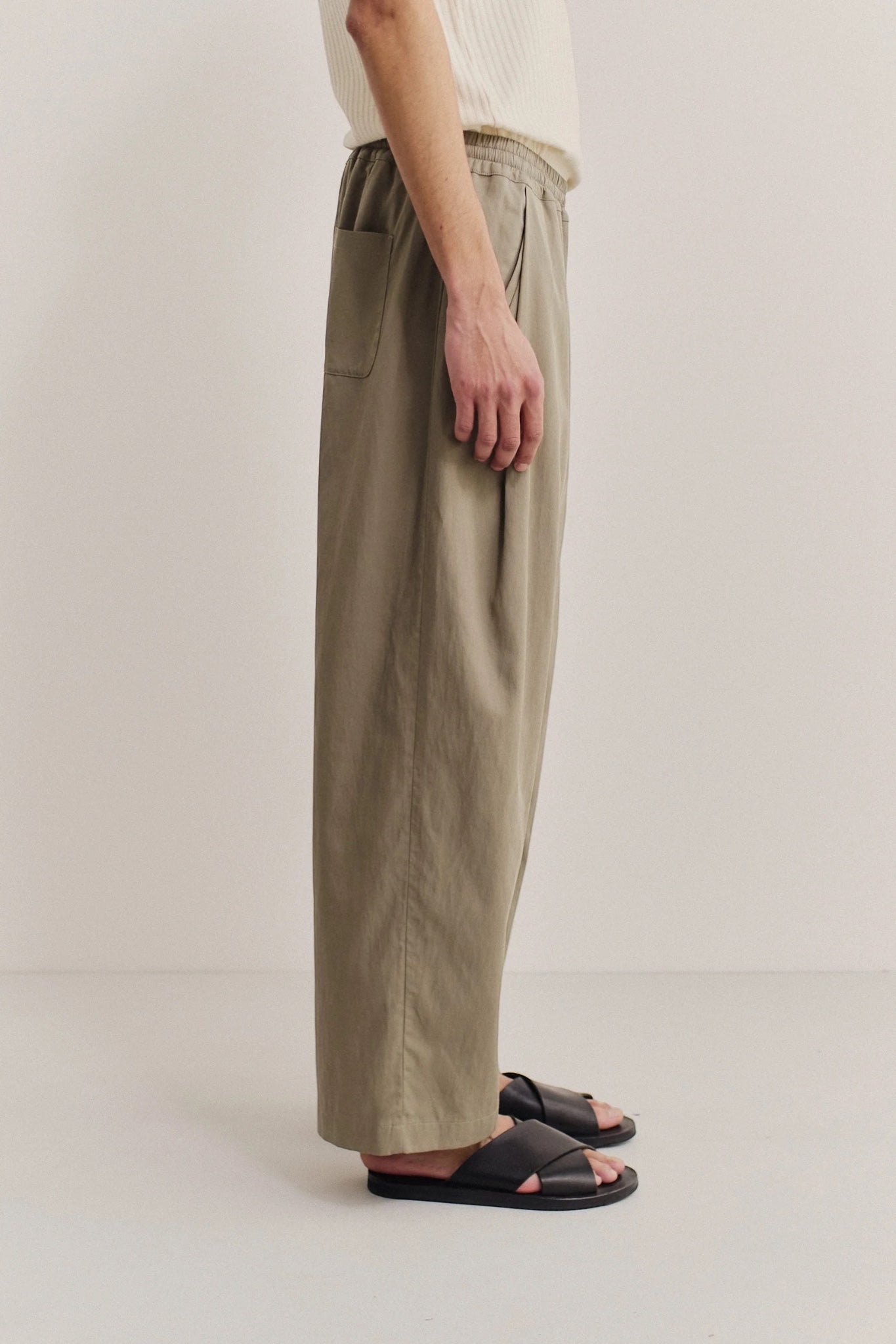 A Kind Of Guise Wewa Wide Trousers Sun Bleached Sage | Pantalon Large Lyocell Lin