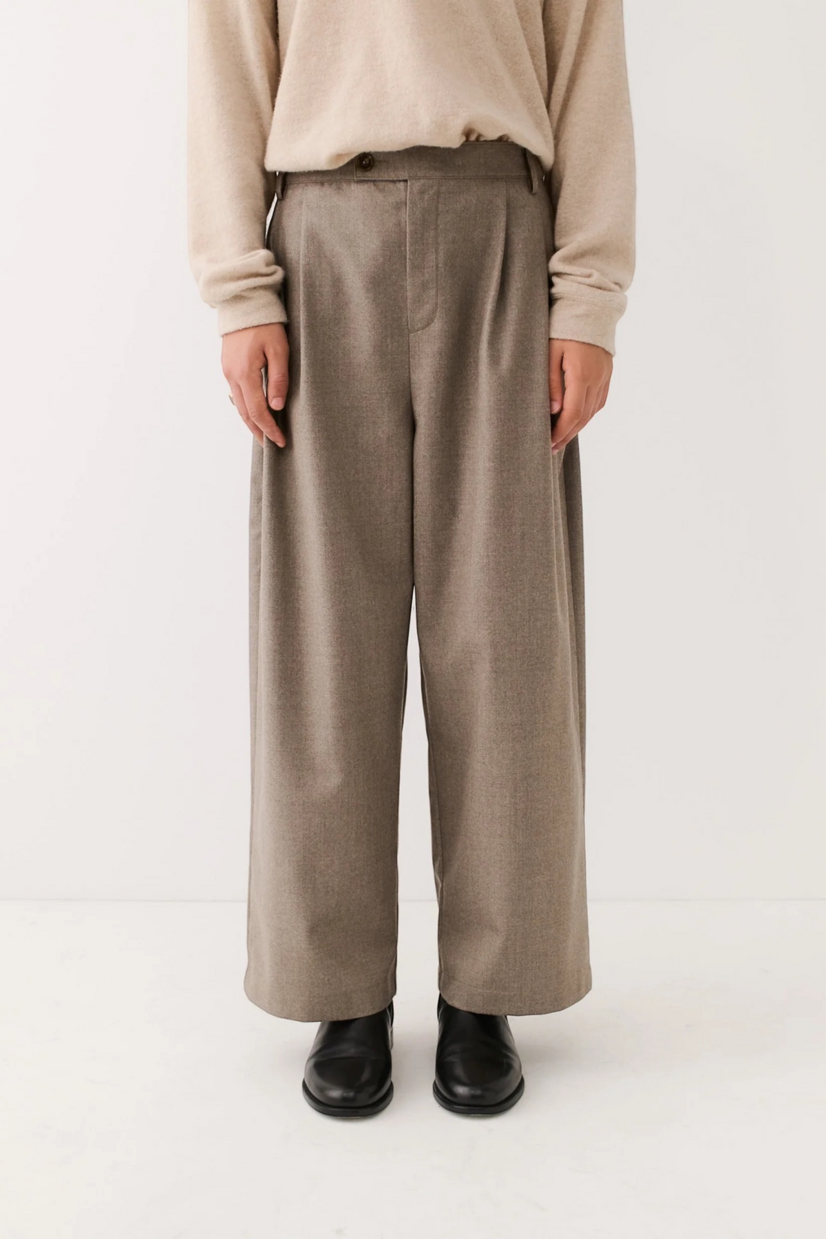 A KIND OF GUISE Yesa Trousers Field Beige | Edgar Bdx