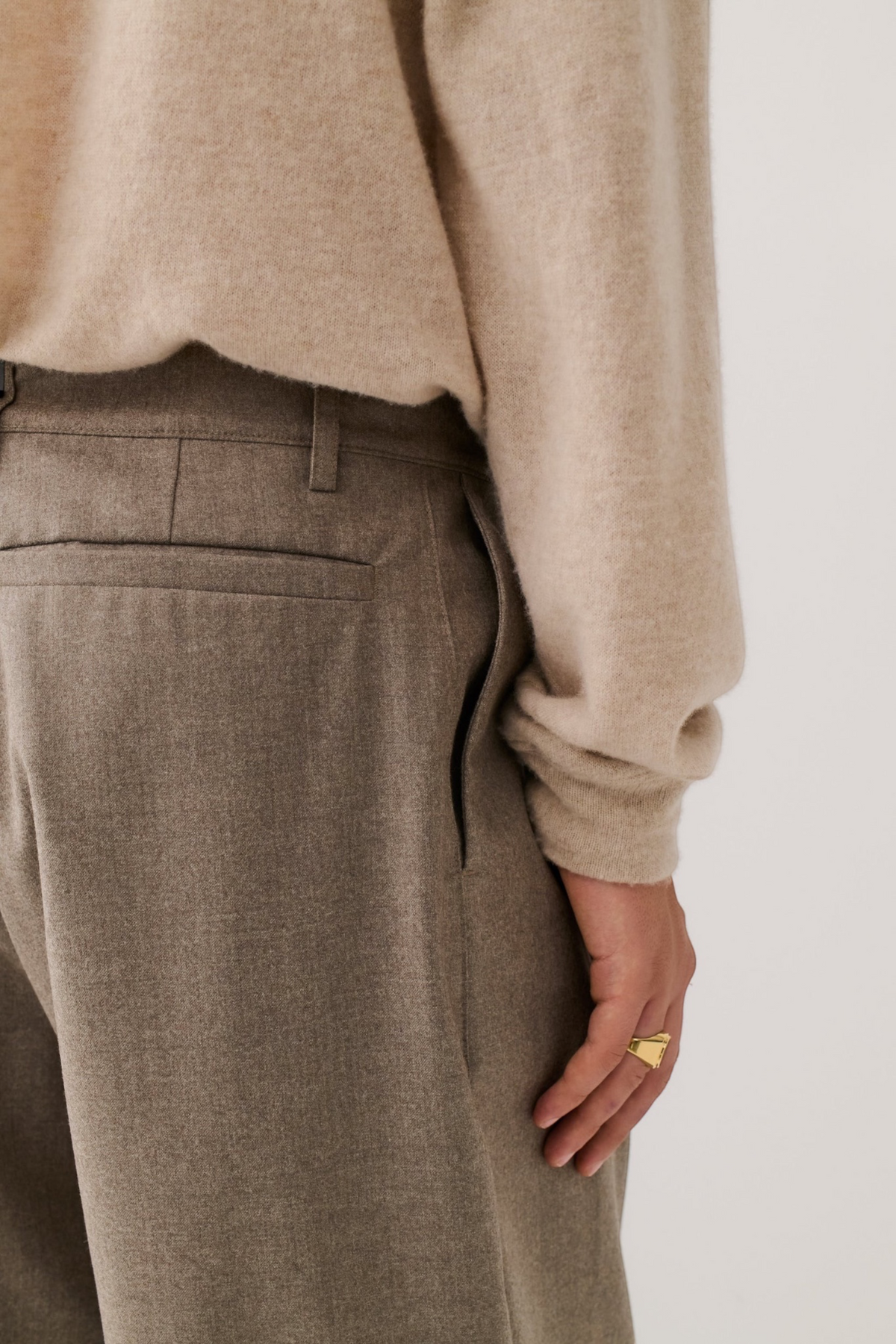 A KIND OF GUISE Yesa Trousers Field Beige | Edgar Bdx