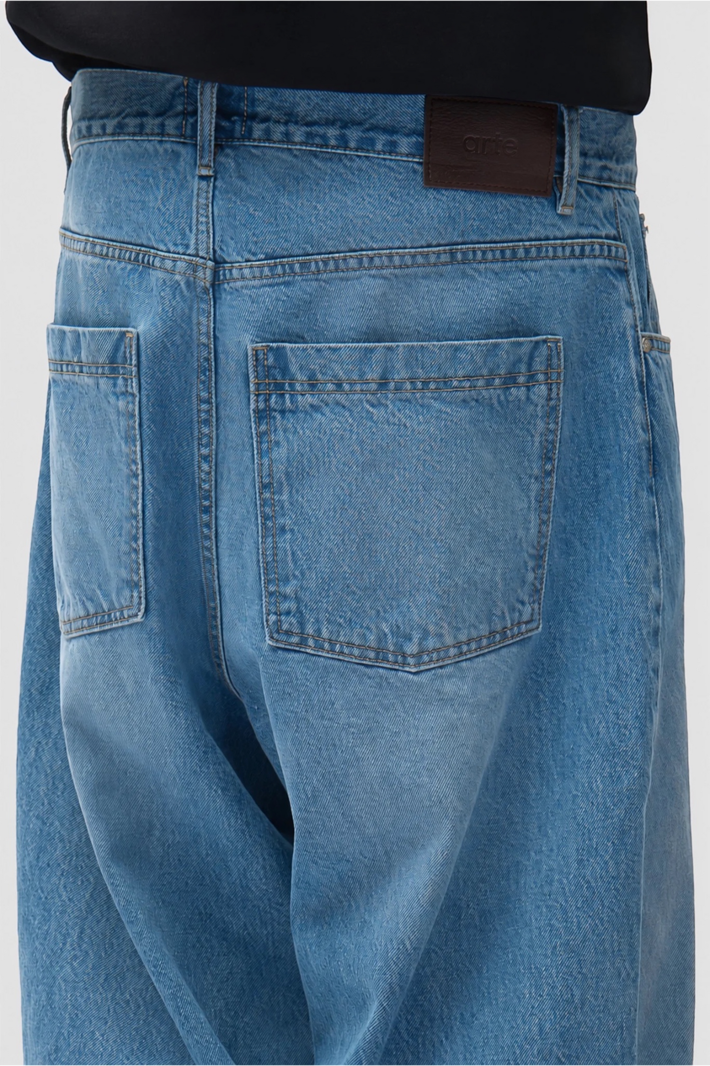 ARTE ANTWERP Ease Denim Pant Denim Bleach | Pantalon Coton Oversize | Edgar Bdx