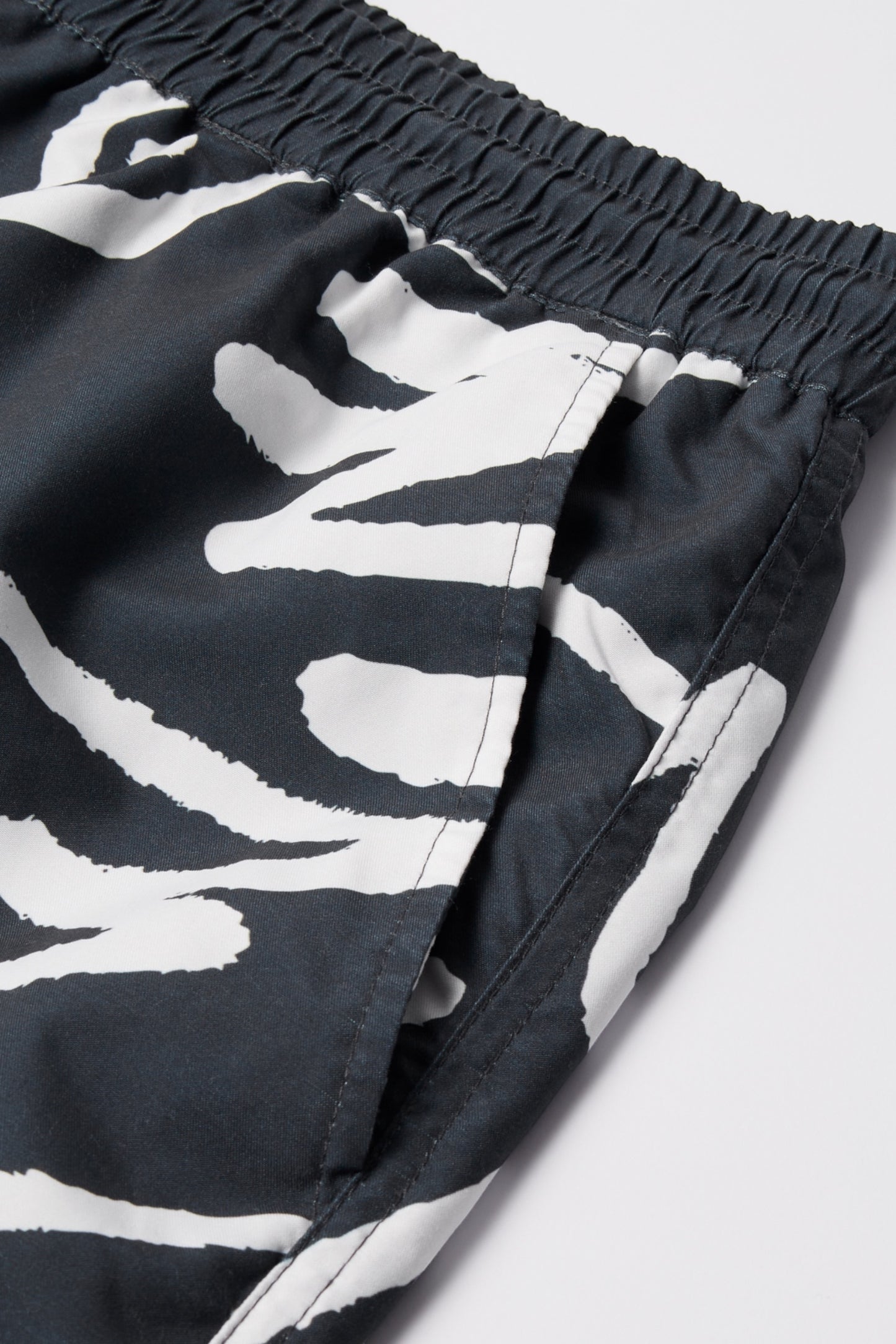 By Parra Birds Fly Free Swim Short Black | Short de Bain Imprimé | Edgar Bdx