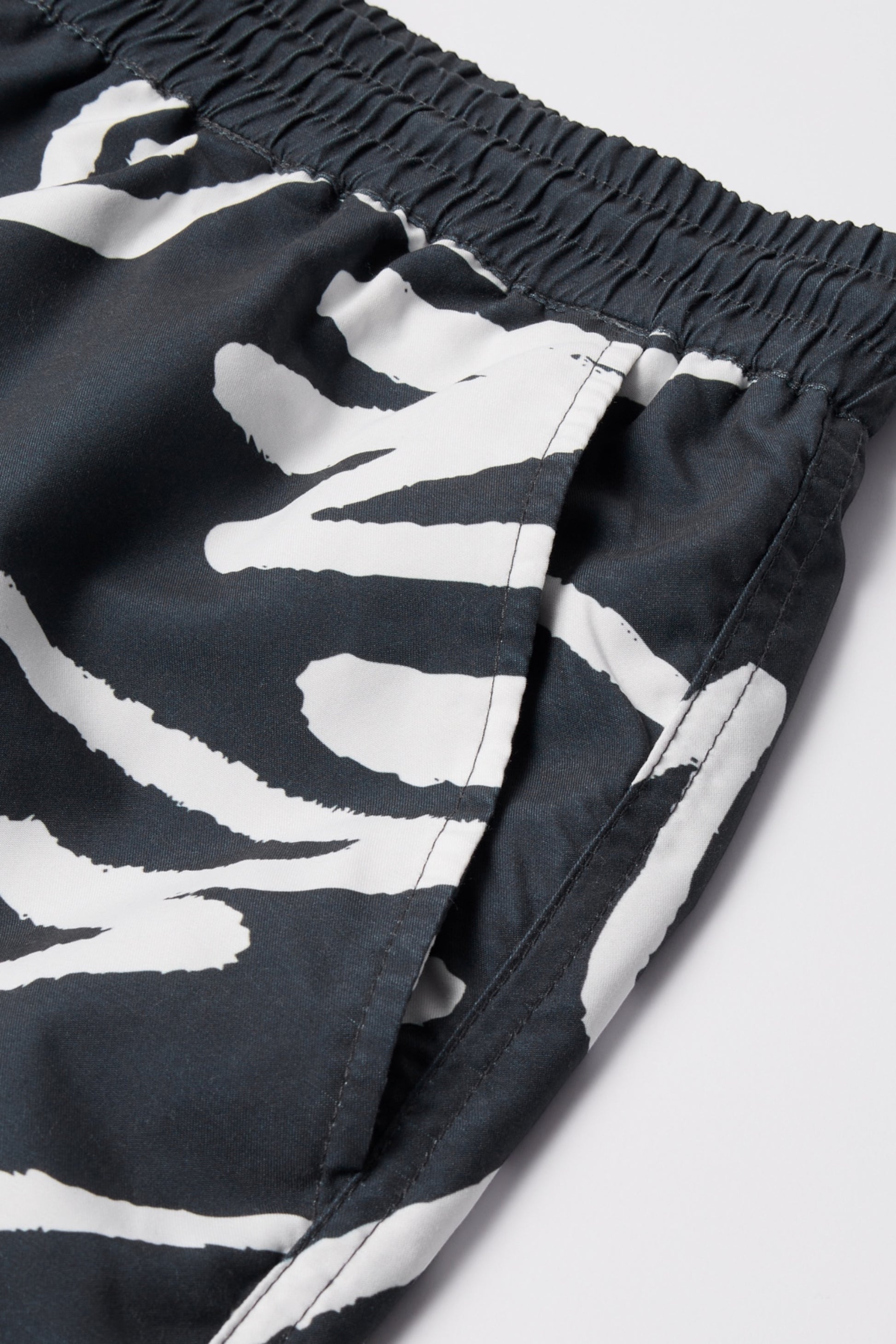 By Parra Birds Fly Free Swim Short Black | Short de Bain Imprimé | Edgar Bdx