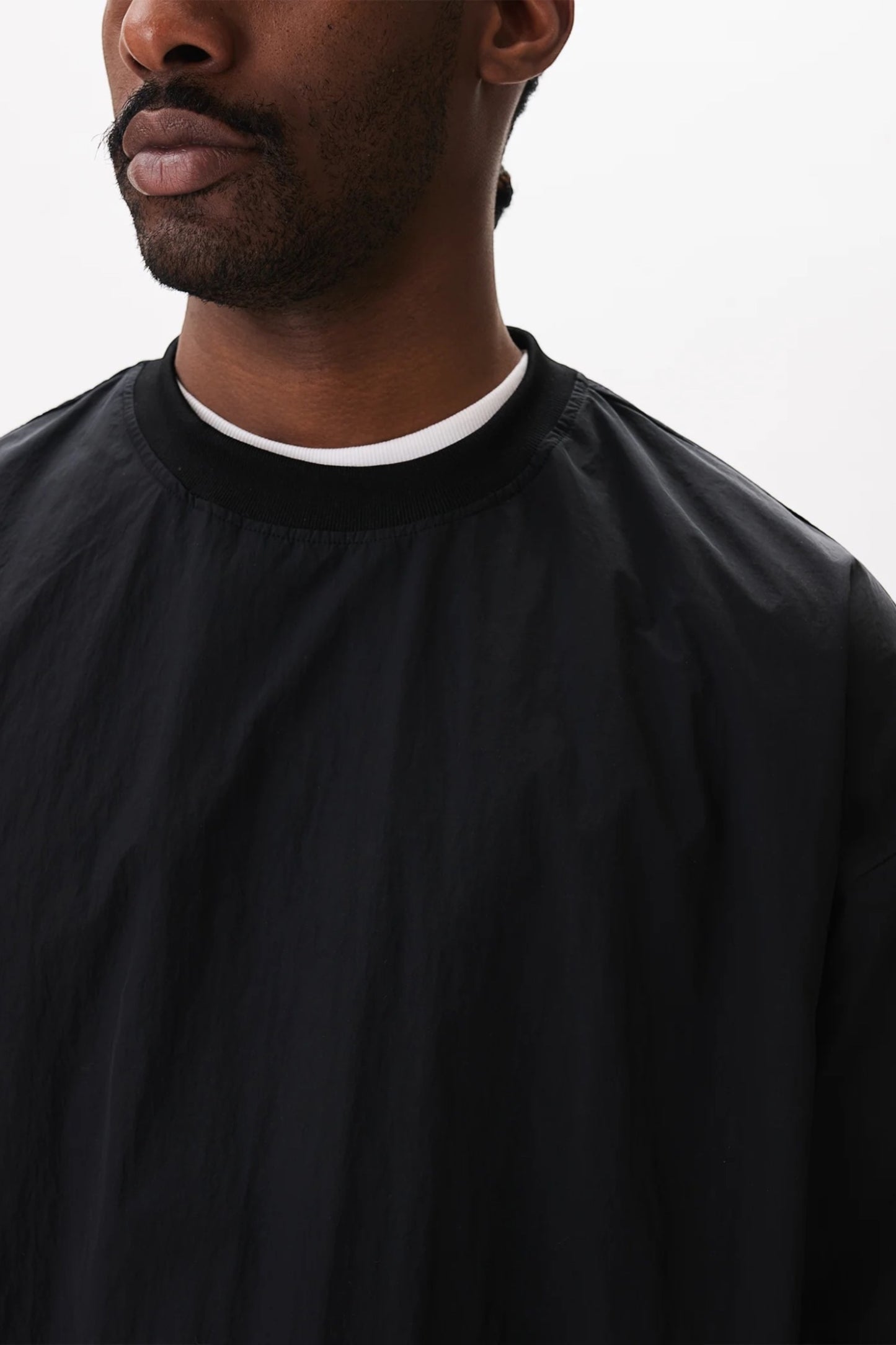 Estudio Niksen Back-Vent Nylon Crewneck Black | Pull Nylon Fente Dos YKK | Edgar Bdx