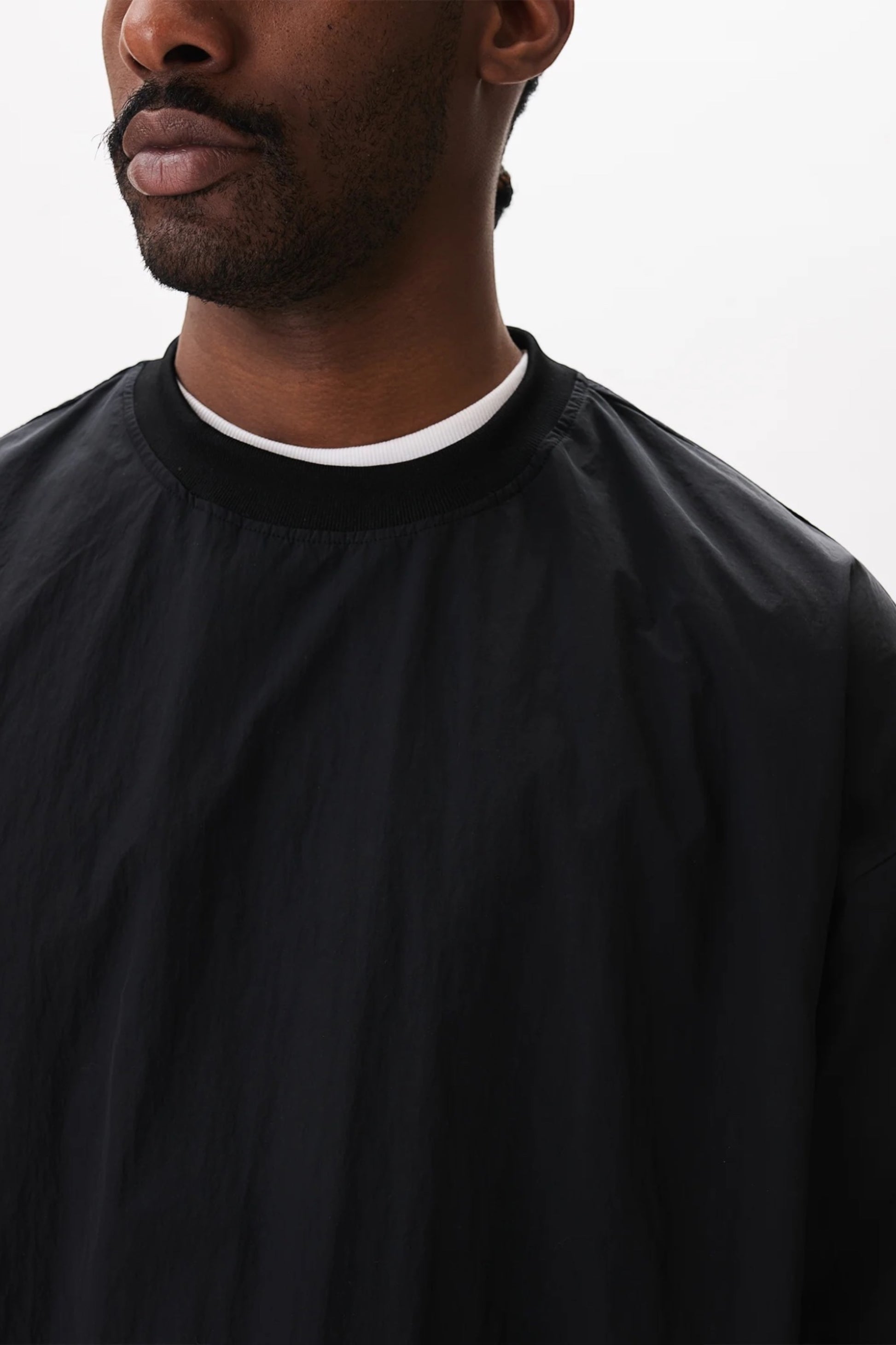Estudio Niksen Back-Vent Nylon Crewneck Black | Pull Nylon Fente Dos YKK | Edgar Bdx