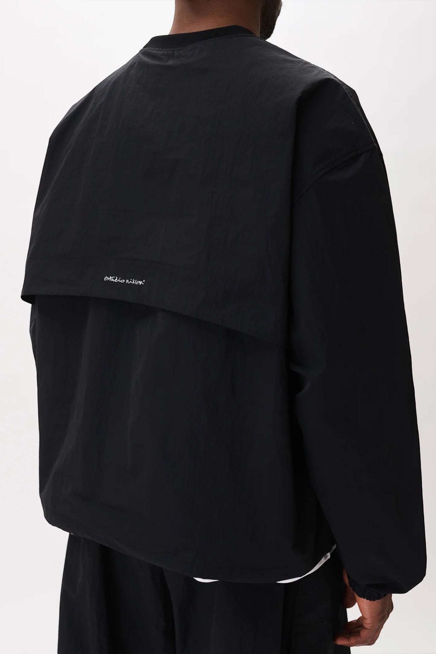 Estudio Niksen Back-Vent Nylon Crewneck Black | Pull Nylon Fente Dos YKK | Edgar Bdx
