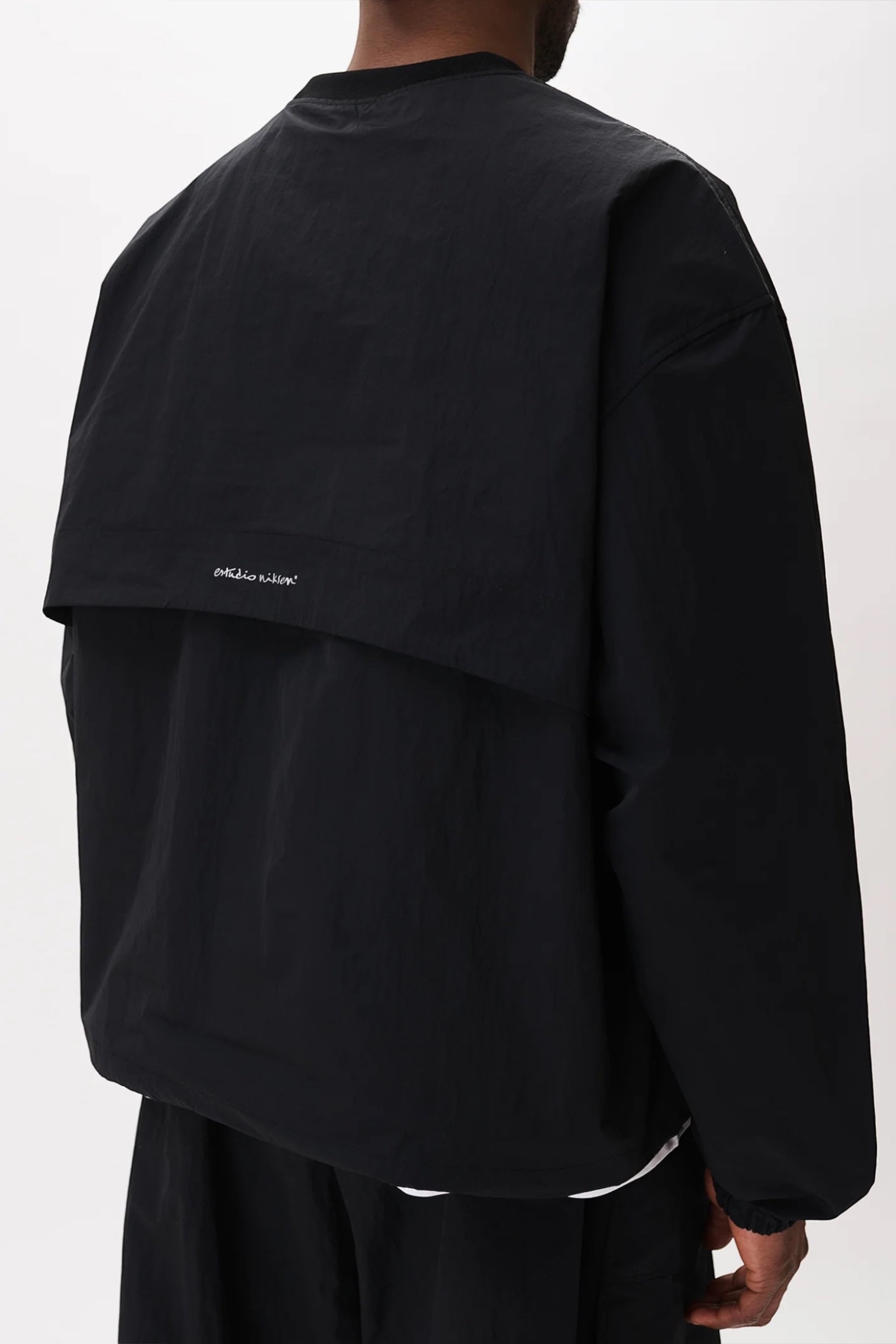 Estudio Niksen Back-Vent Nylon Crewneck Black | Pull Nylon Fente Dos YKK | Edgar Bdx