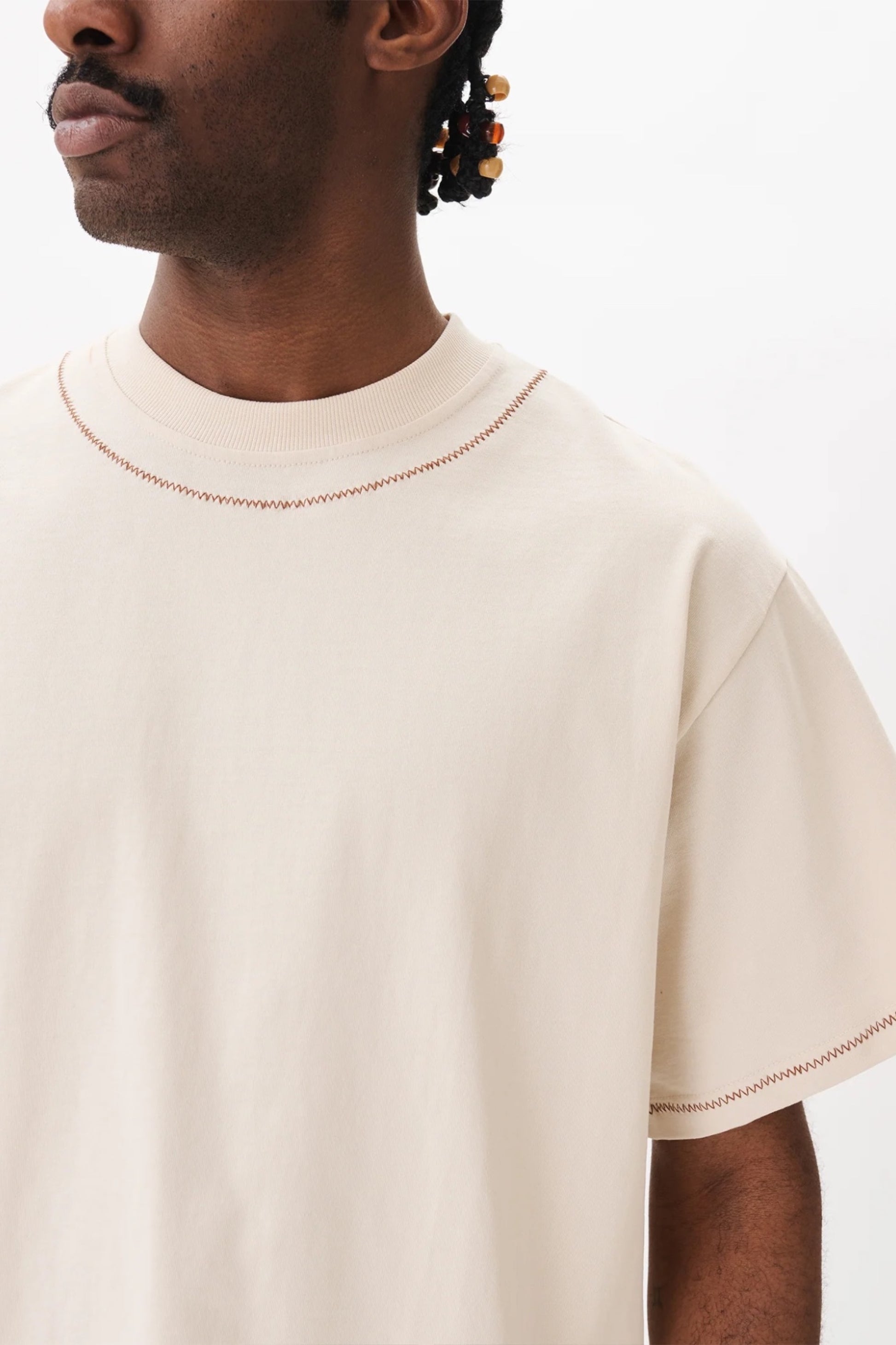 Estudio Niksen Hand-Embroidered Cropped Tee Beige | T-Shirt Brodé Main Corée | Edgar Bdx