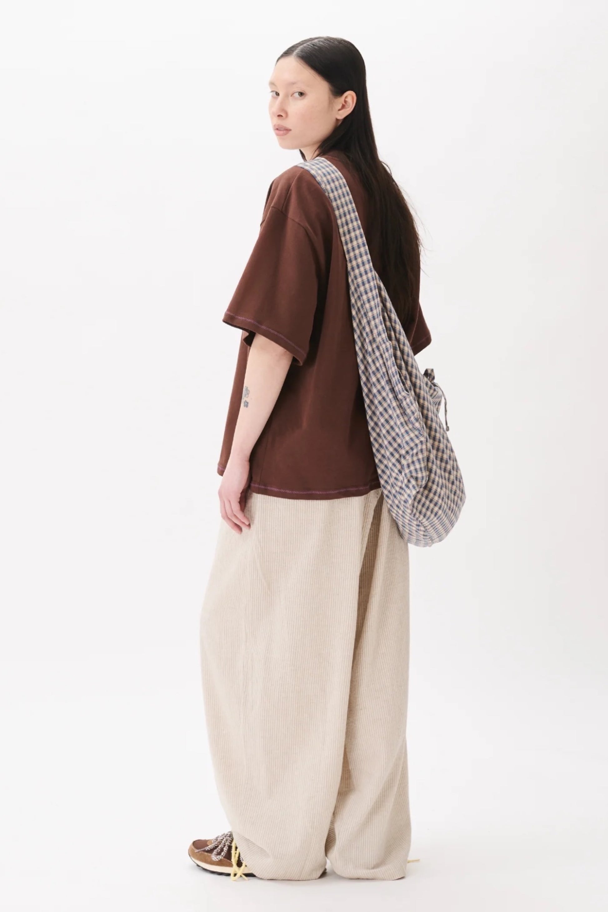 Estudio Niksen Hand-Embroidered Cropped Tee Brown | T-Shirt Brodé Main Corée | Edgar Bdx