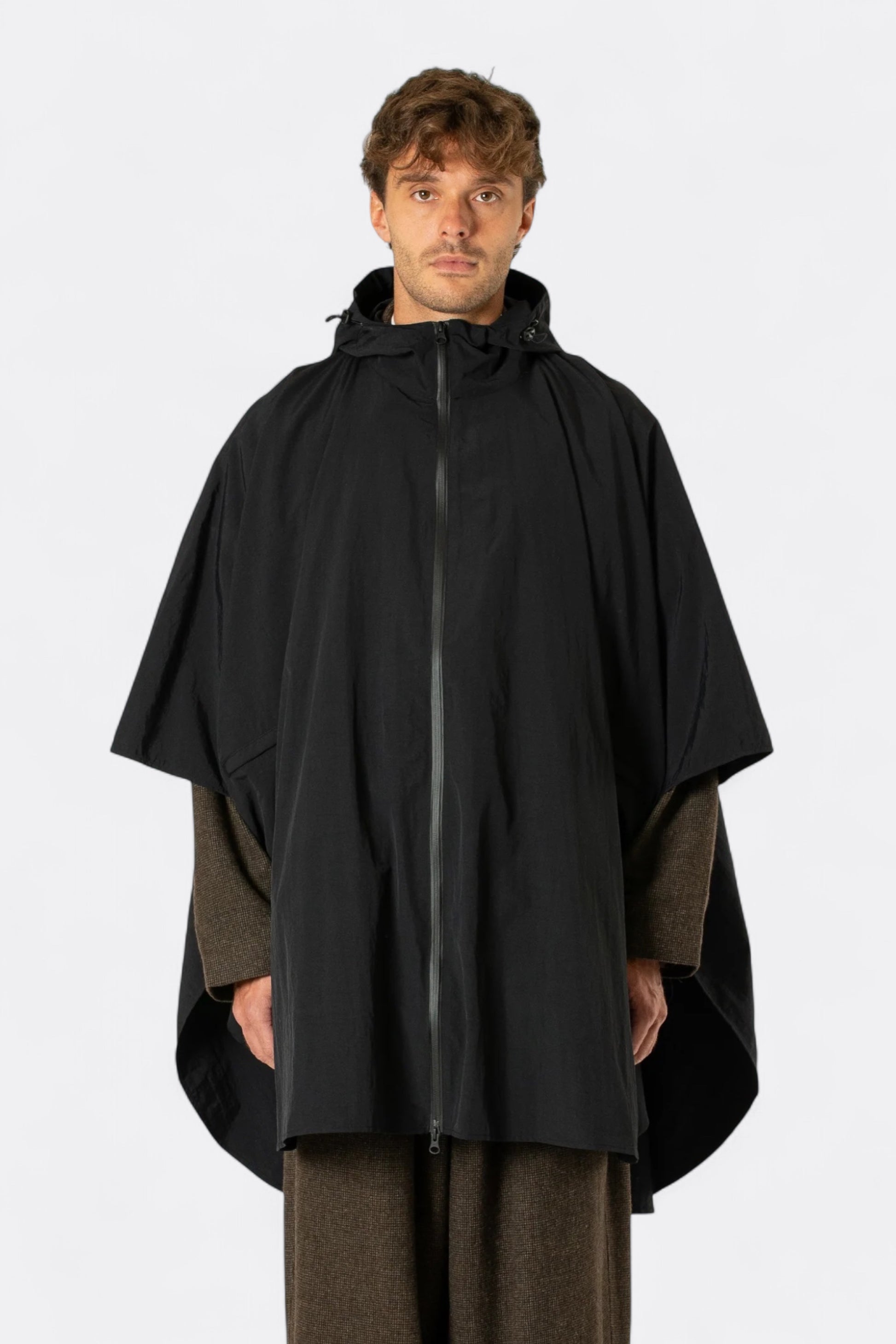Estudio Niksen - Niksen Storm Poncho (Black)