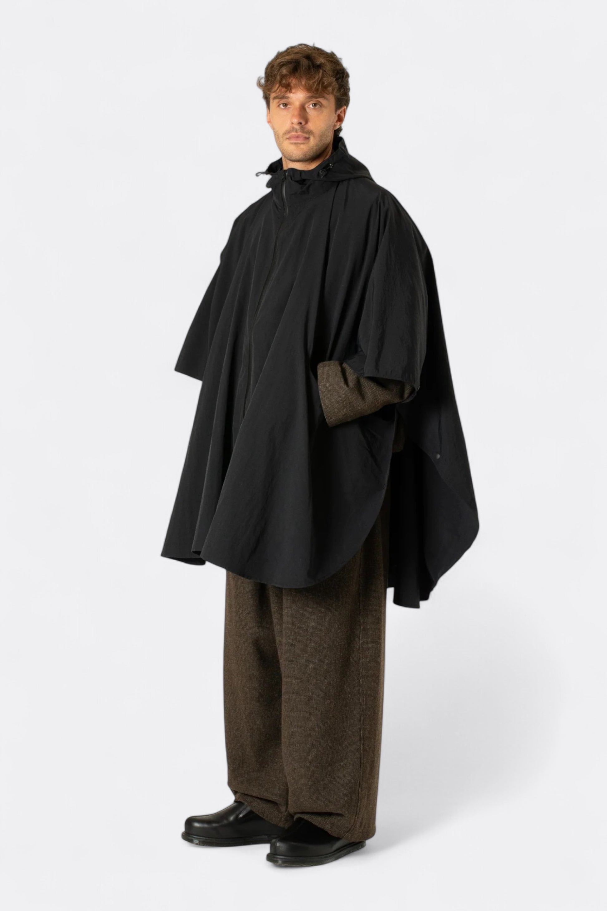 Estudio Niksen - Niksen Storm Poncho (Black)