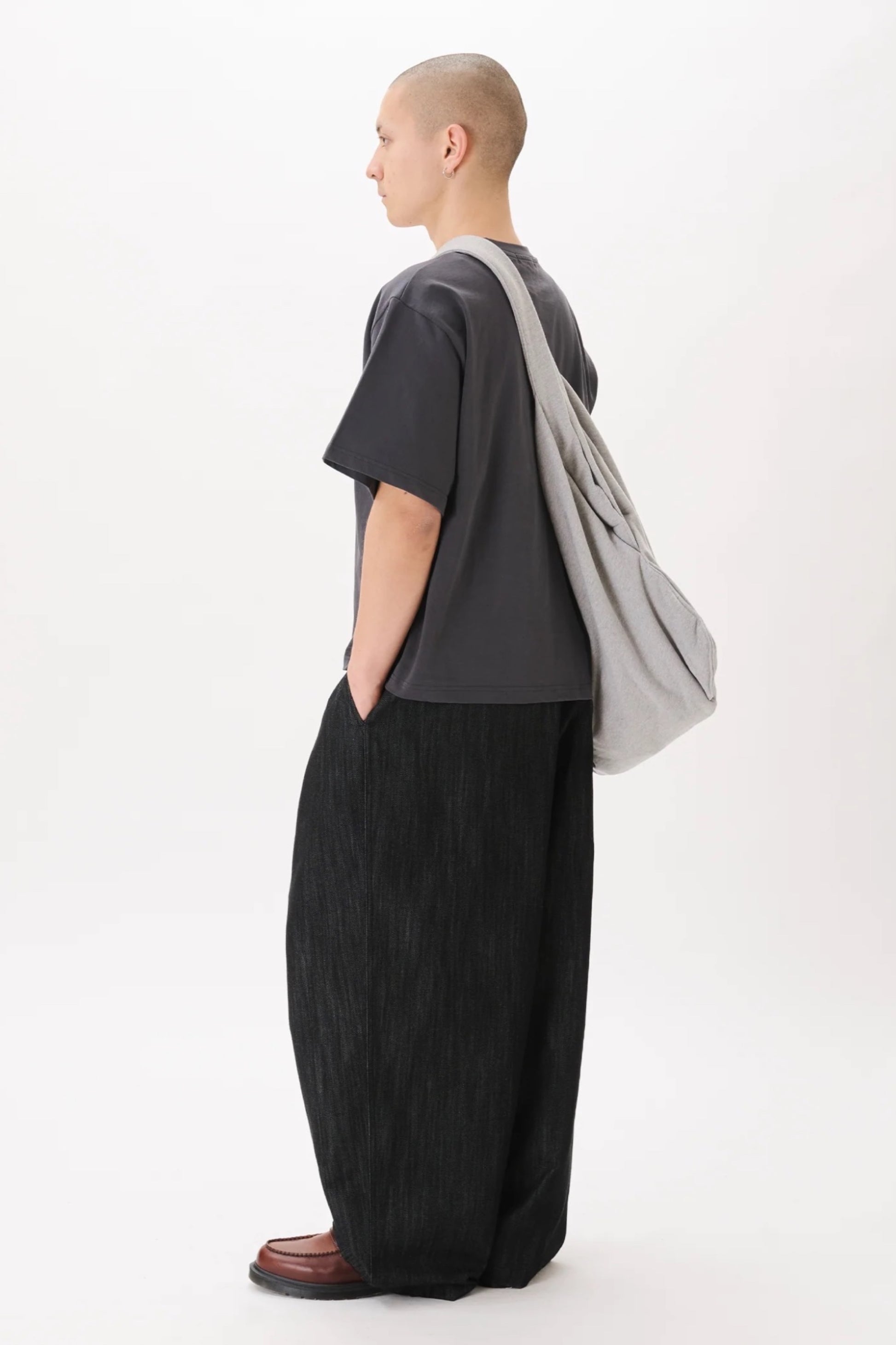 Estudio Niksen Signature Cropped Tee Charcoal | T-Shirt Court Coton Boxy Unisexe Corée | Edgar Bdx