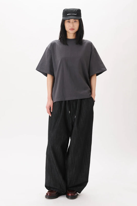 Estudio Niksen Signature Cropped Tee Charcoal | T-Shirt Court Coton Boxy Unisexe Corée | Edgar Bdx