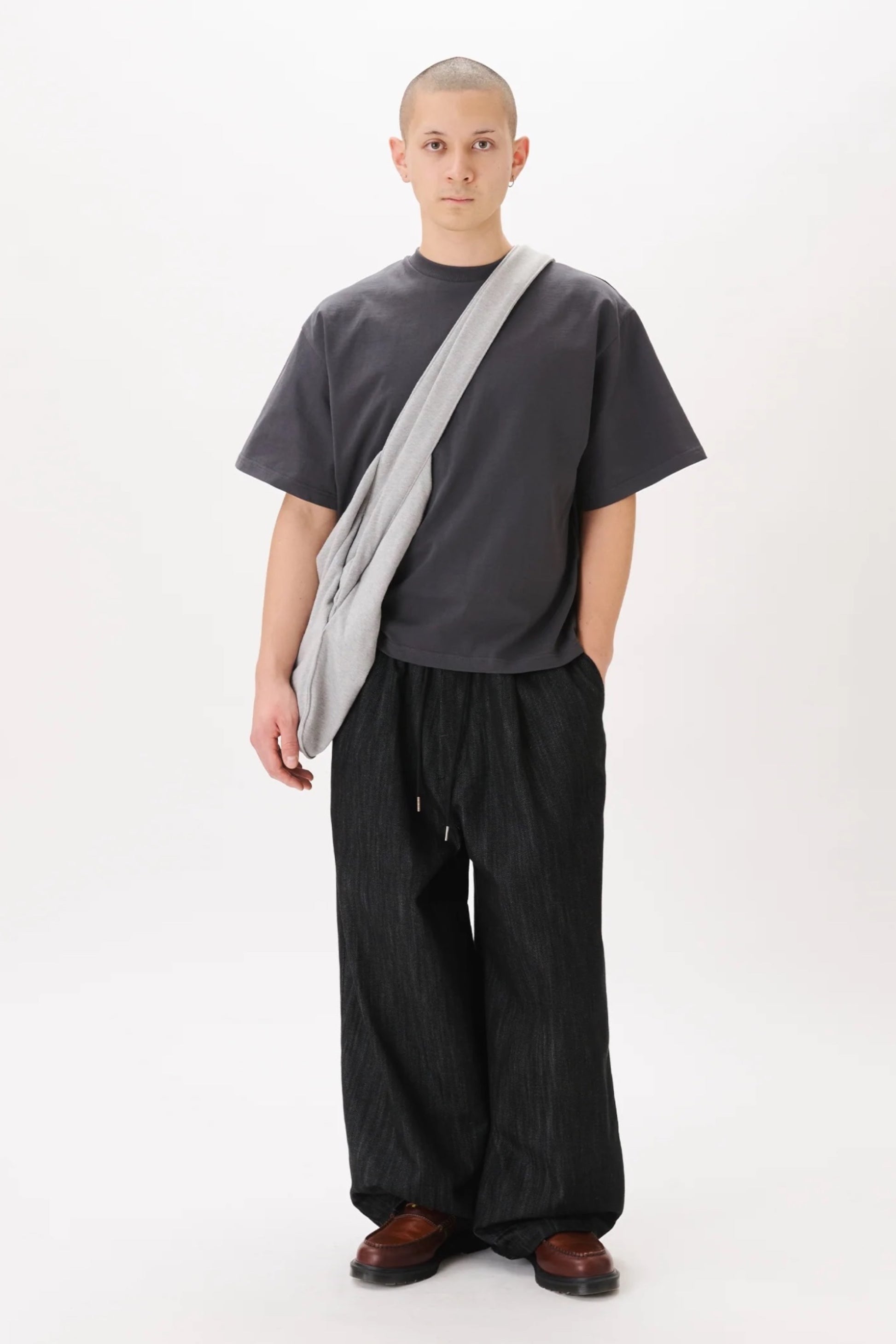 Estudio Niksen Signature Cropped Tee Charcoal | T-Shirt Court Coton Boxy Unisexe Corée | Edgar Bdx