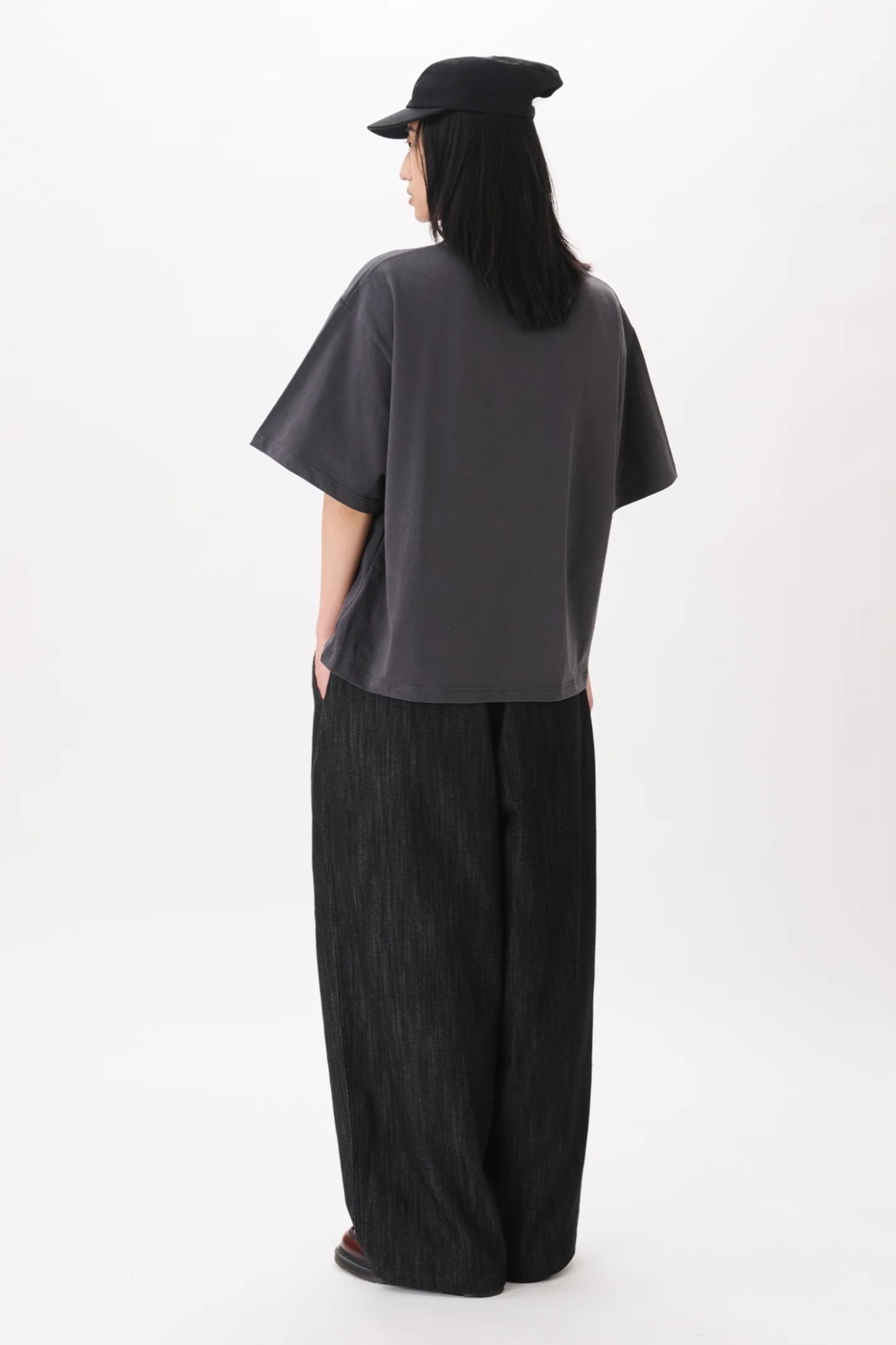Estudio Niksen Signature Cropped Tee Charcoal | T-Shirt Court Coton Boxy Unisexe Corée | Edgar Bdx