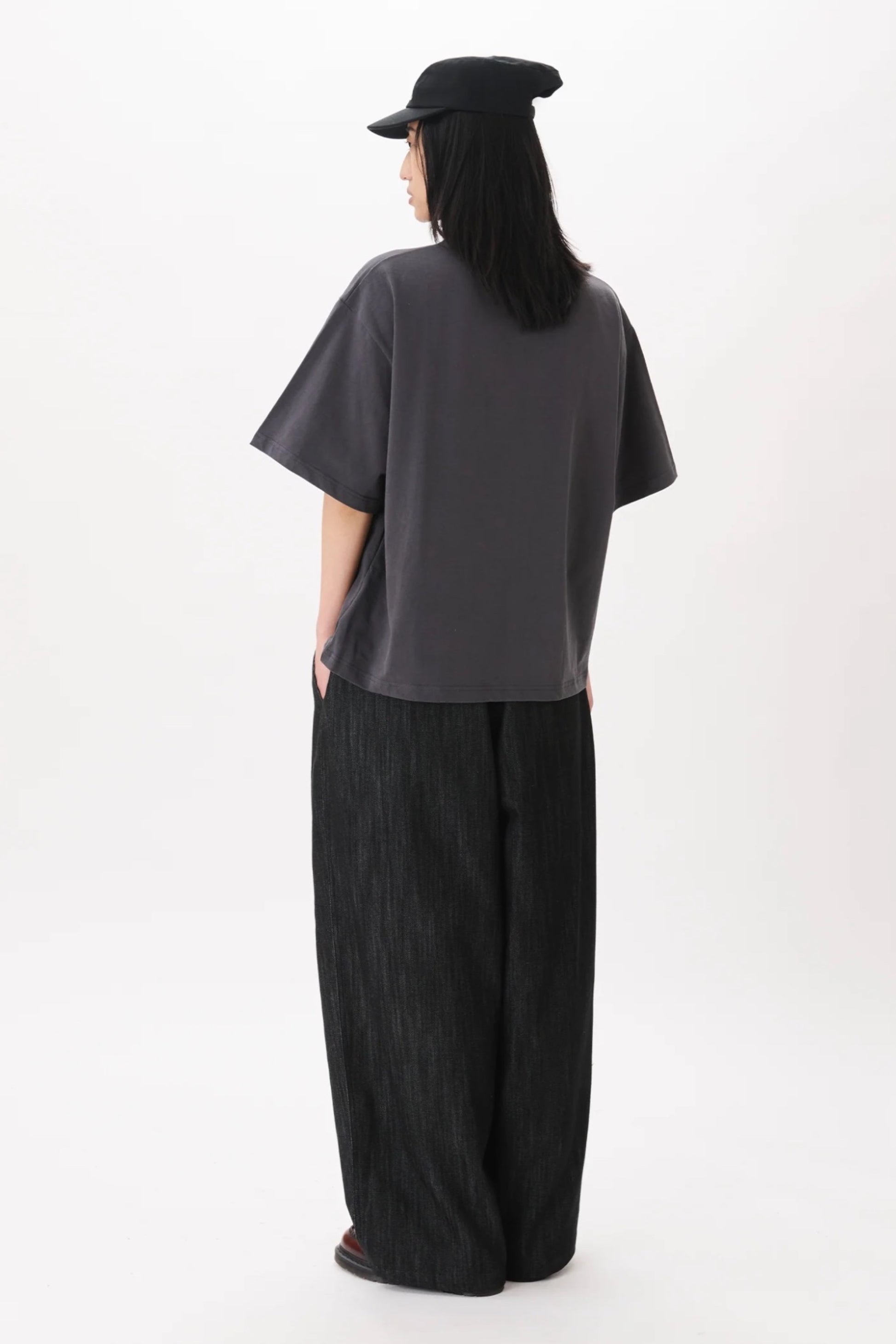 Estudio Niksen Signature Cropped Tee Charcoal | T-Shirt Court Coton Boxy Unisexe Corée | Edgar Bdx
